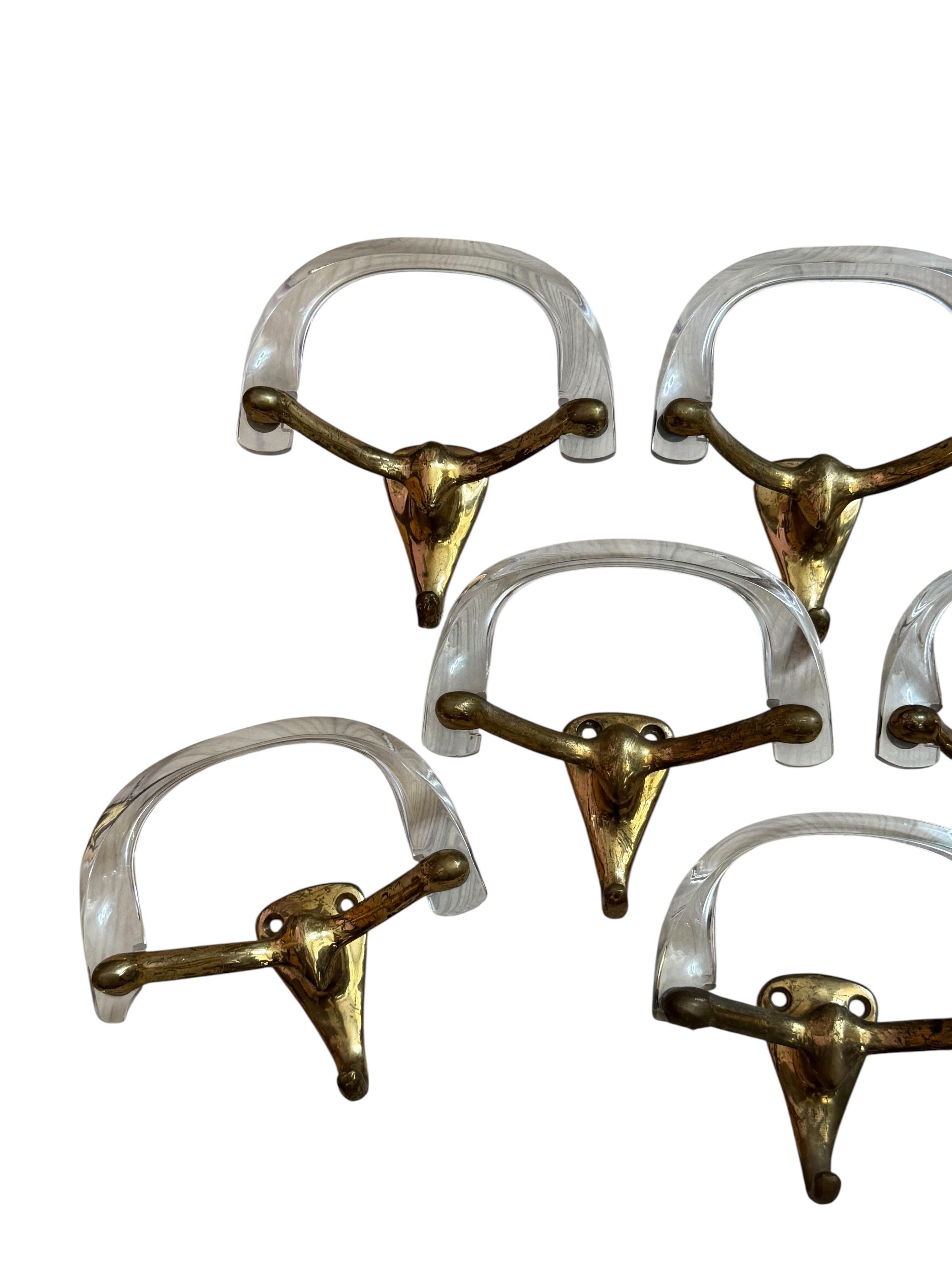 Satz von sieben französischen Wandgarderobenhaken, Lucit und Messing, Mid-Century Modern, 1960er Jahre (Metall) im Angebot