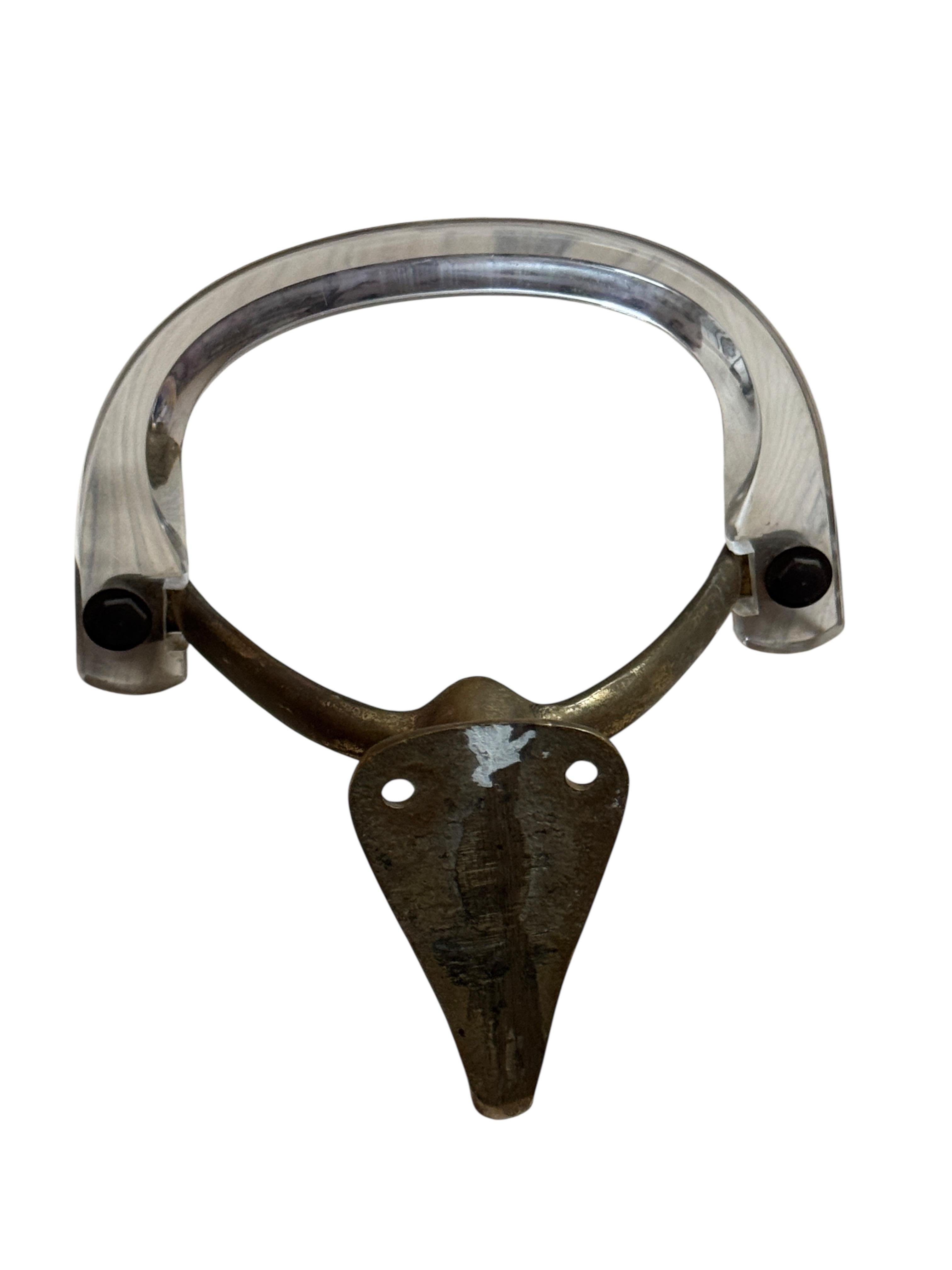 Satz von sieben französischen Wandgarderobenhaken, Lucit und Messing, Mid-Century Modern, 1960er Jahre im Angebot 1