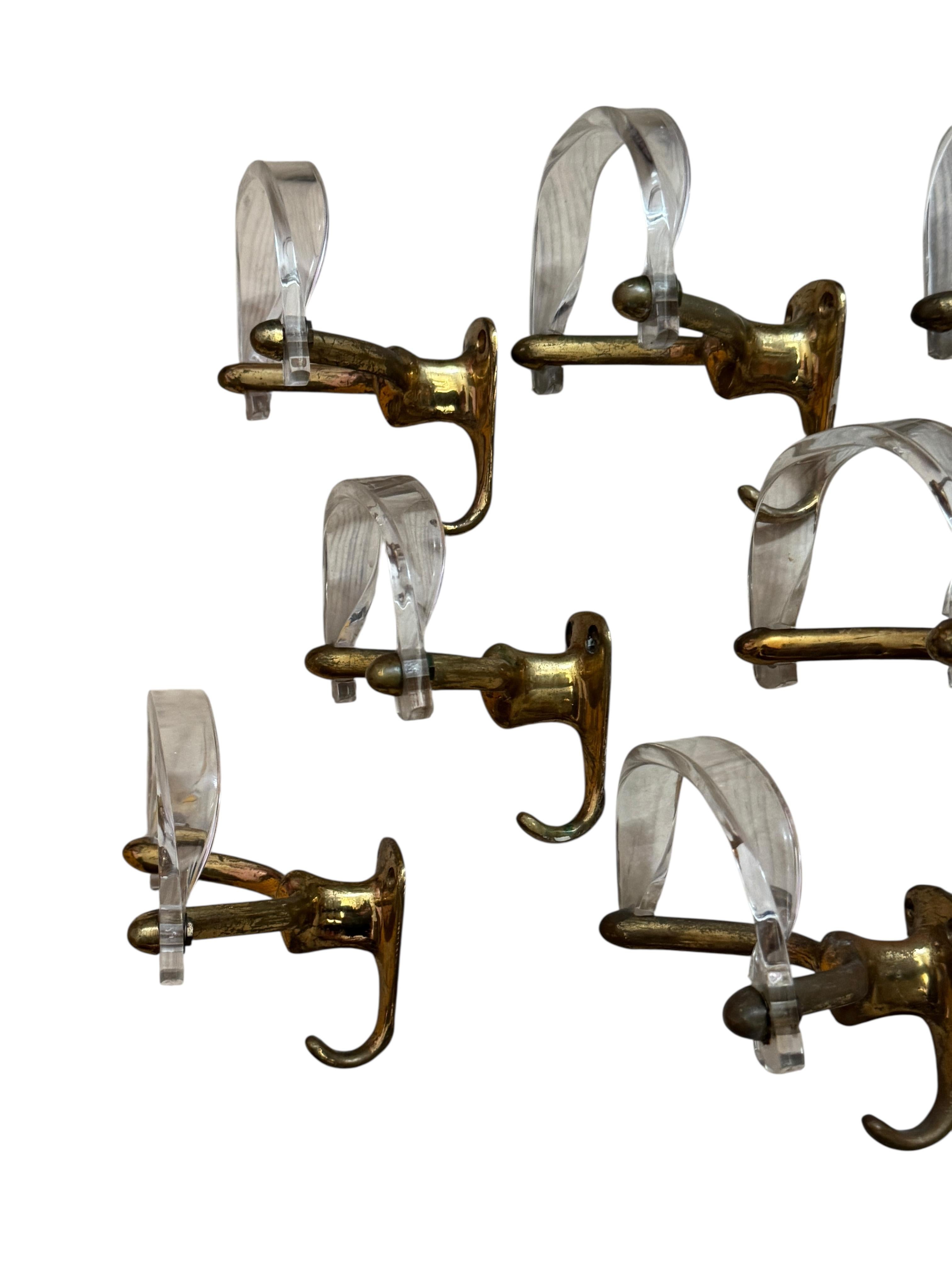 Satz von sieben französischen Wandgarderobenhaken, Lucit und Messing, Mid-Century Modern, 1960er Jahre im Angebot 2