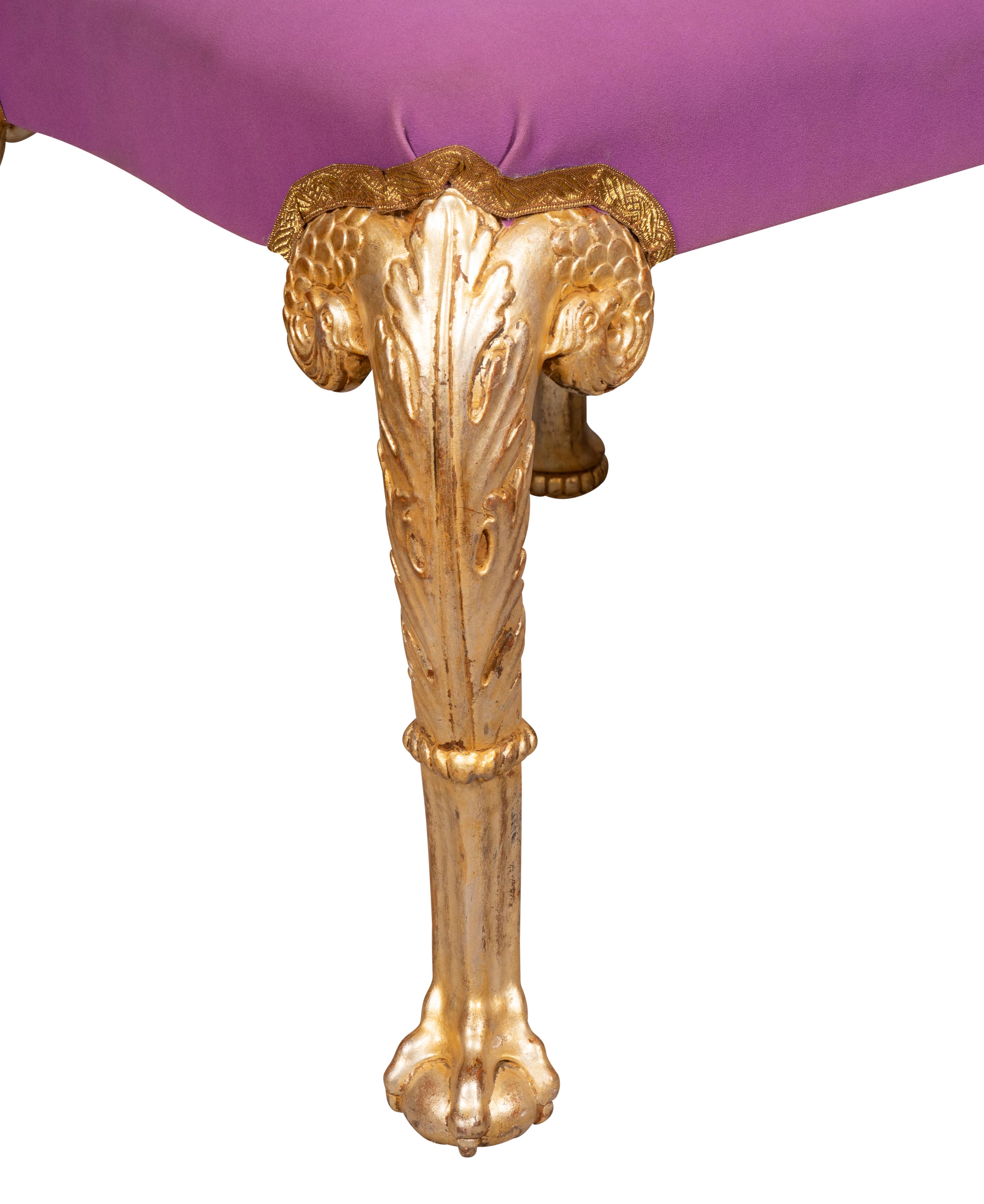 Set di sette sedie da pranzo in legno dorato in stile Giorgio I in vendita 5