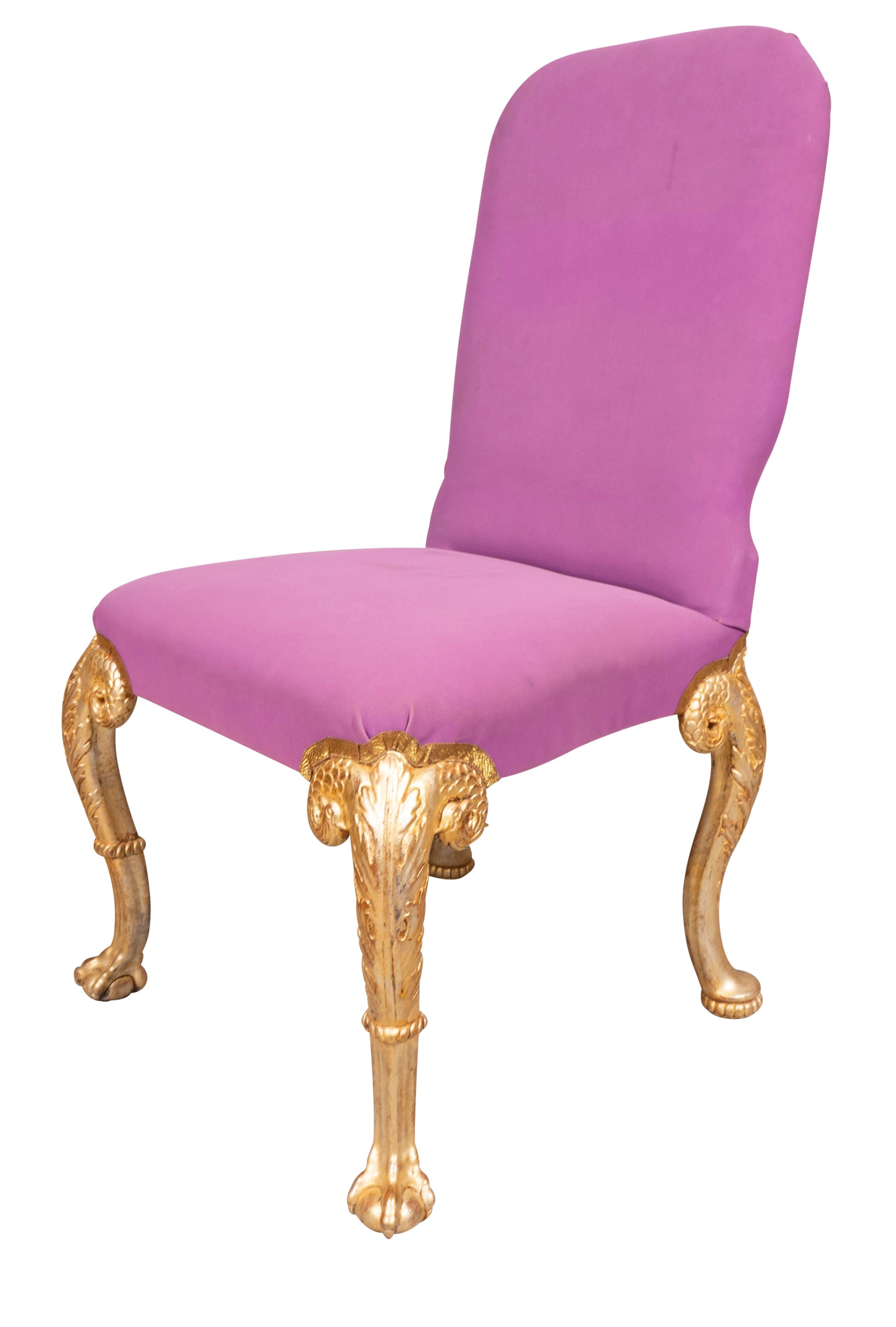 Set di sette sedie da pranzo in legno dorato in stile Giorgio I in vendita 11