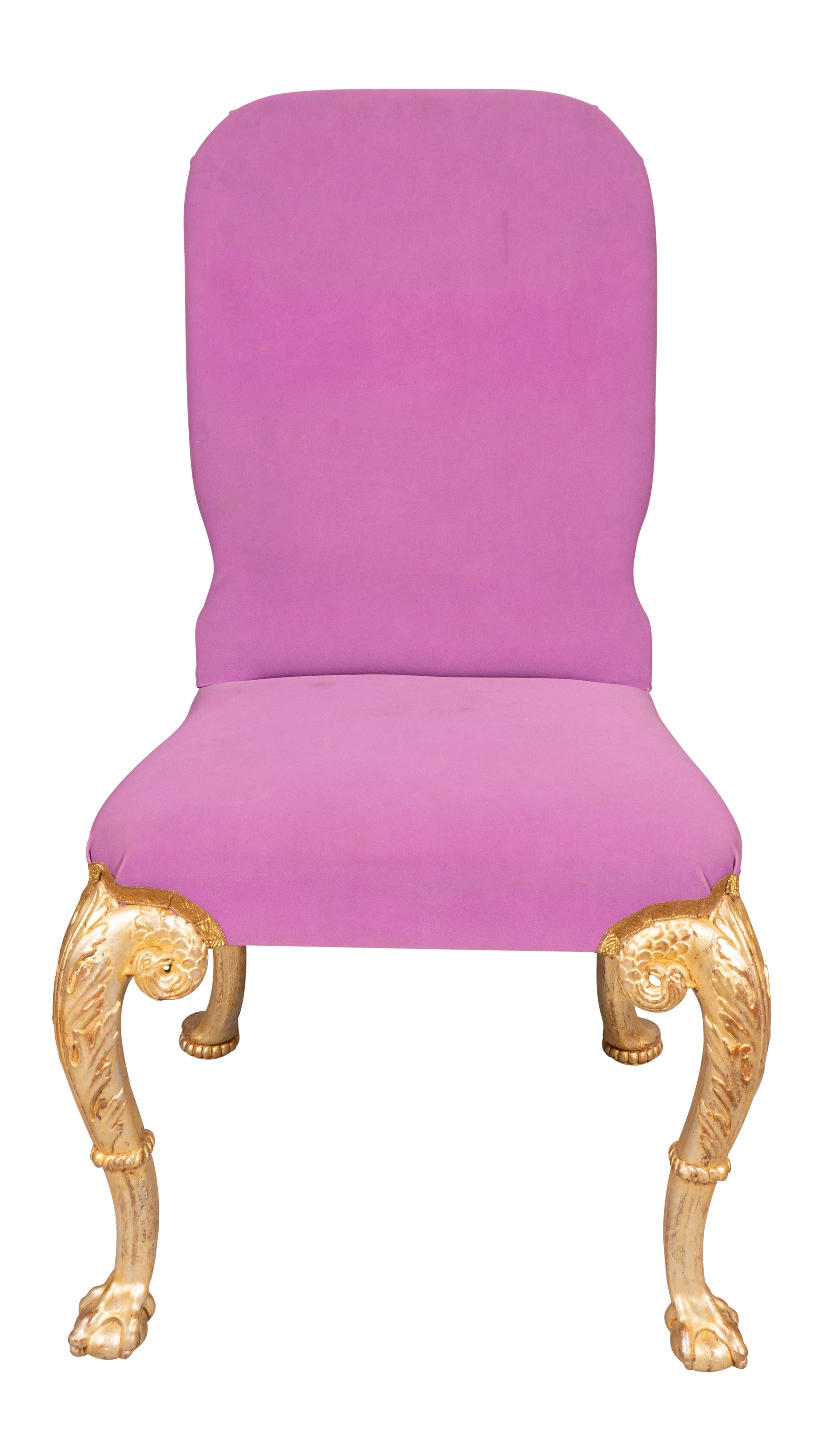 Set di sette sedie da pranzo in legno dorato in stile Giorgio I in vendita 2