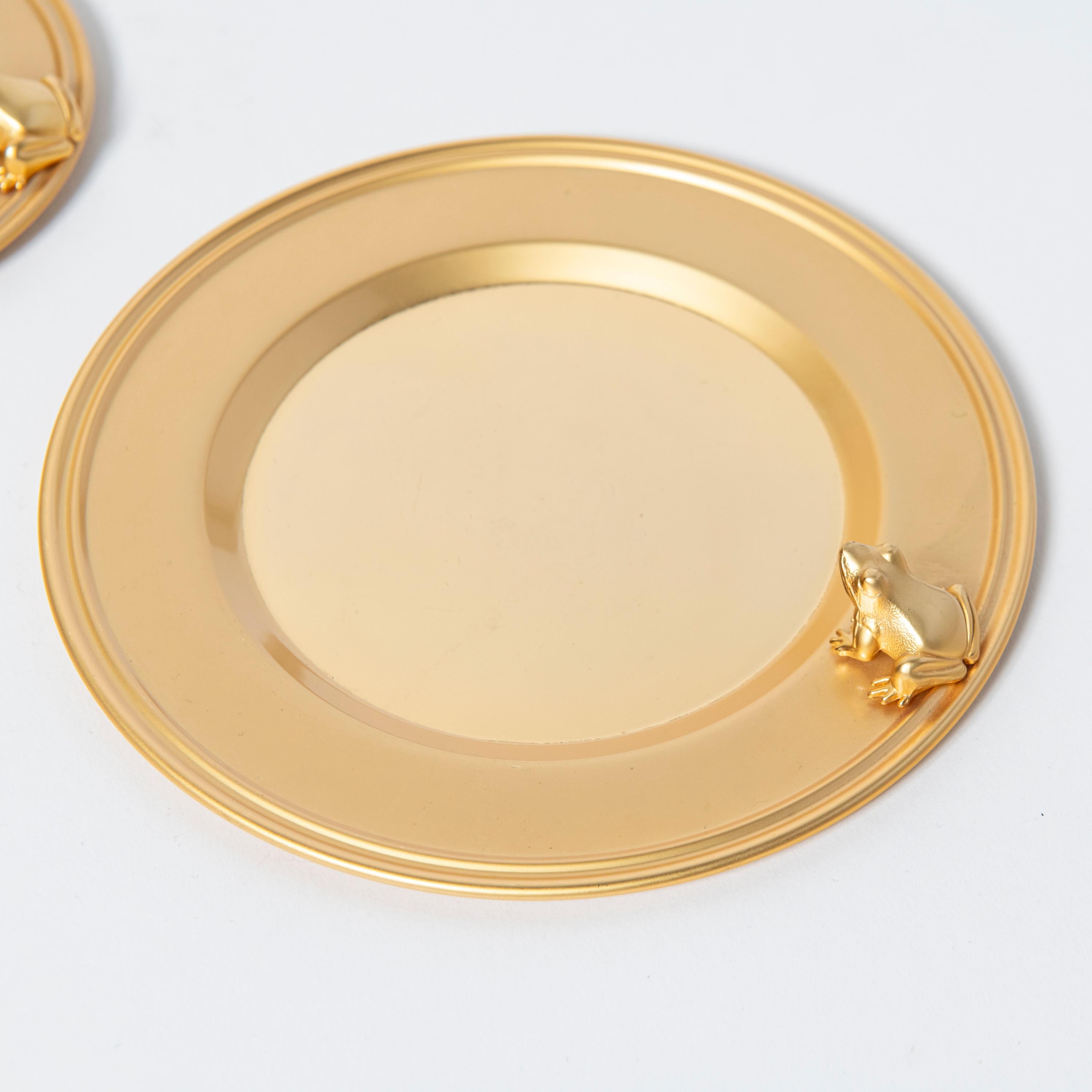 Mid-Century Modern Set of seven gold metal coasters with frogs. France, Mid-20th Century. For Sale
