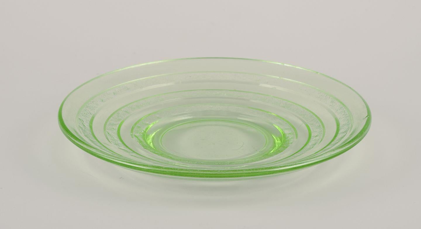 Juego de siete platos de cristal verde. Elegante diseño escandinavo. Escandinavo moderno en venta