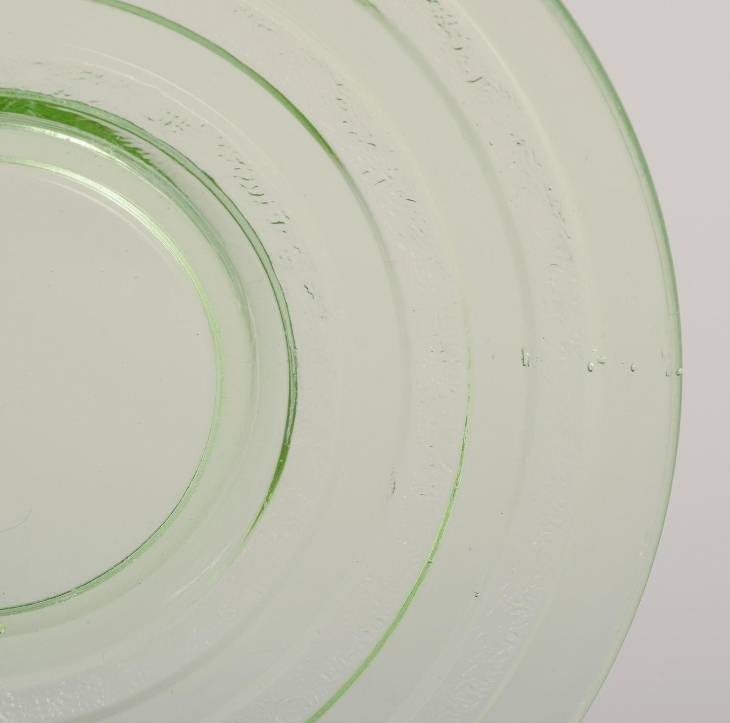 Juego de siete platos de cristal verde. Elegante diseño escandinavo. Escandinavo en venta