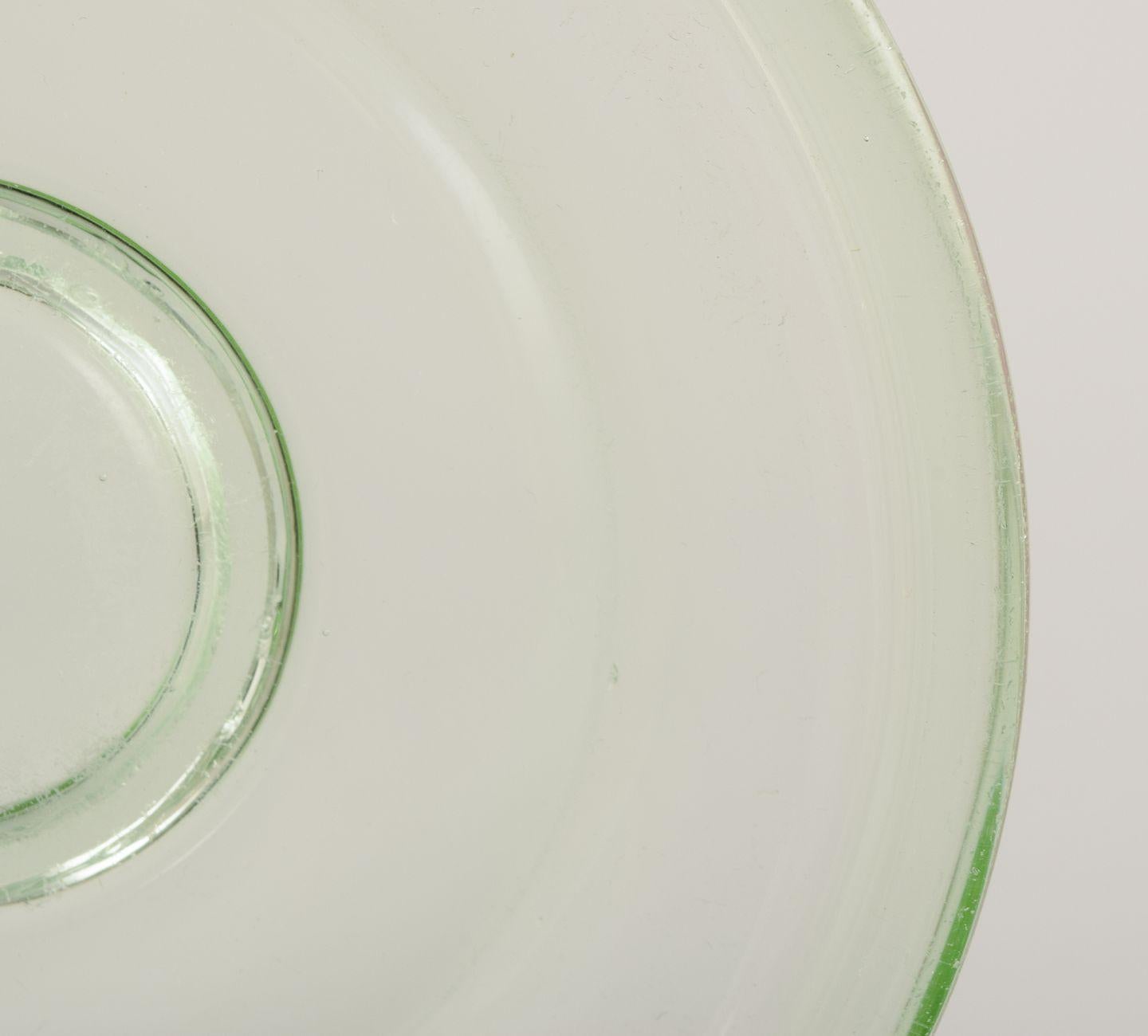 Juego de siete platos de cristal verde. Elegante diseño escandinavo. Vidrio artístico en venta