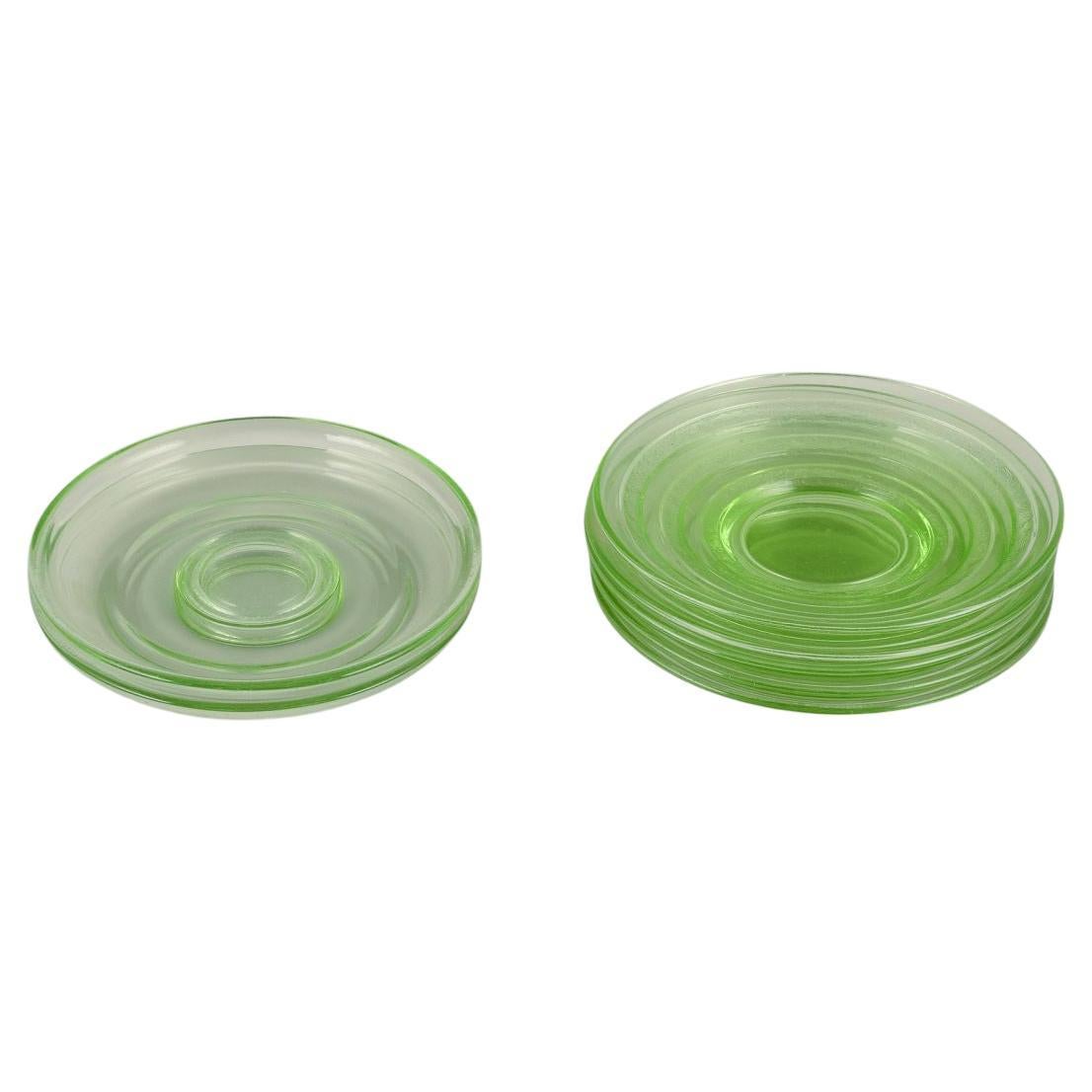 Juego de siete platos de cristal verde. Elegante diseño escandinavo. en venta