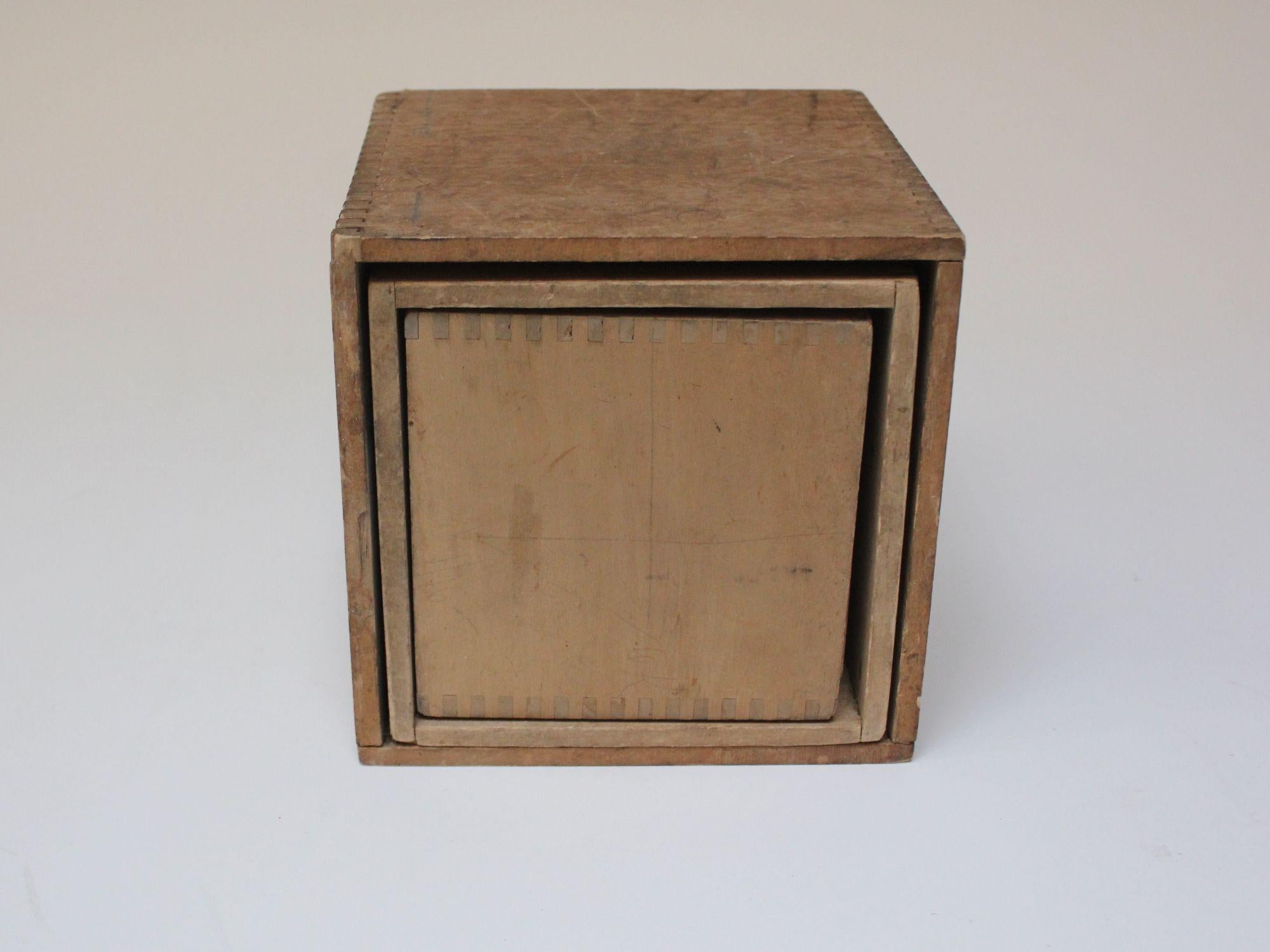 Set of Seven Handmade Vintage Primitive Vintage Nesting Cubes/Blocks in Pine In Distressed Condition For Sale In Brooklyn, NY