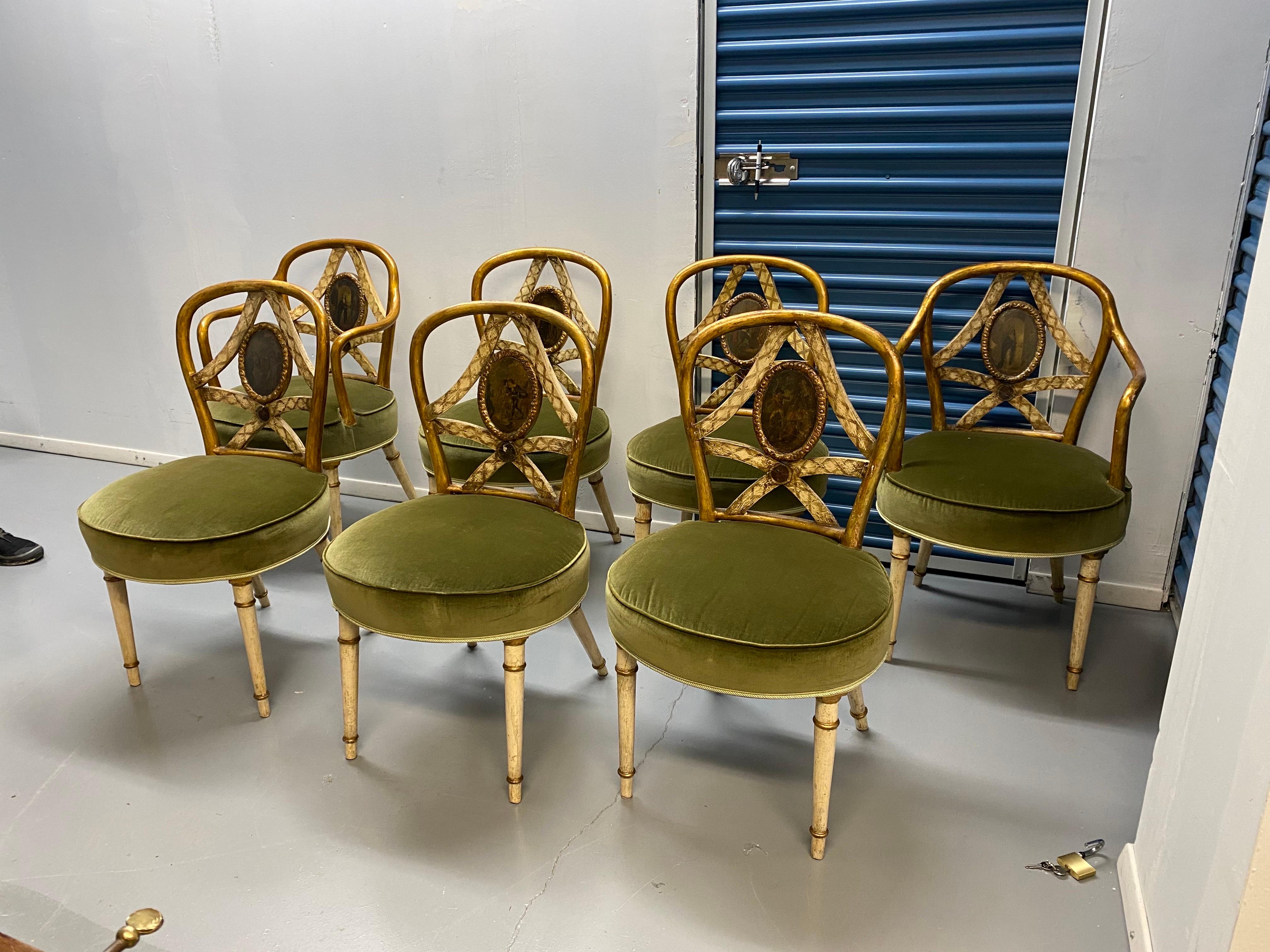 Satz von sieben italienischen bemalten Esszimmerstühlen des späten 18. 
Ein seltener und schöner Satz italienischer handbemalter Esszimmerstühle, bestehend aus zwei Sesseln und fünf Beistellstühlen, handbemalt in Goldfarbe auf dem oberen