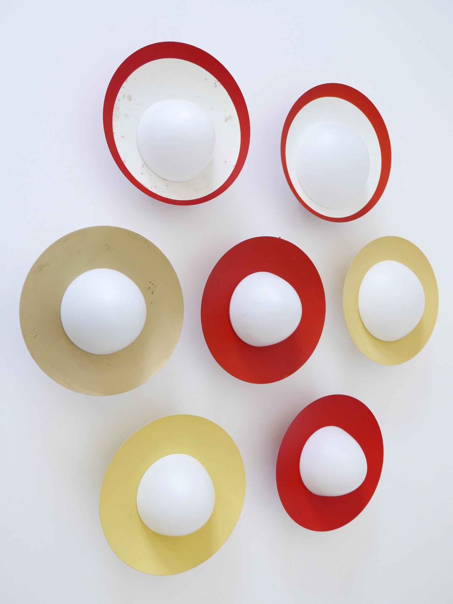 Set von sieben außergewöhnlichen und sehr dekorativen Mid-Century Modern Wandleuchten oder Deckenleuchten. Hergestellt von Kaiserleuchten, Deutschland, 1950er Jahre.

Diese schwer zu findenden Wand- und Deckenleuchten sind aus Metall und mit