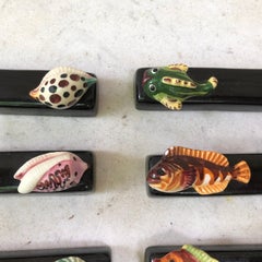 Ensemble de sept porte-couteaux en majolique Vallauris Poissons et coquillages, vers 1950