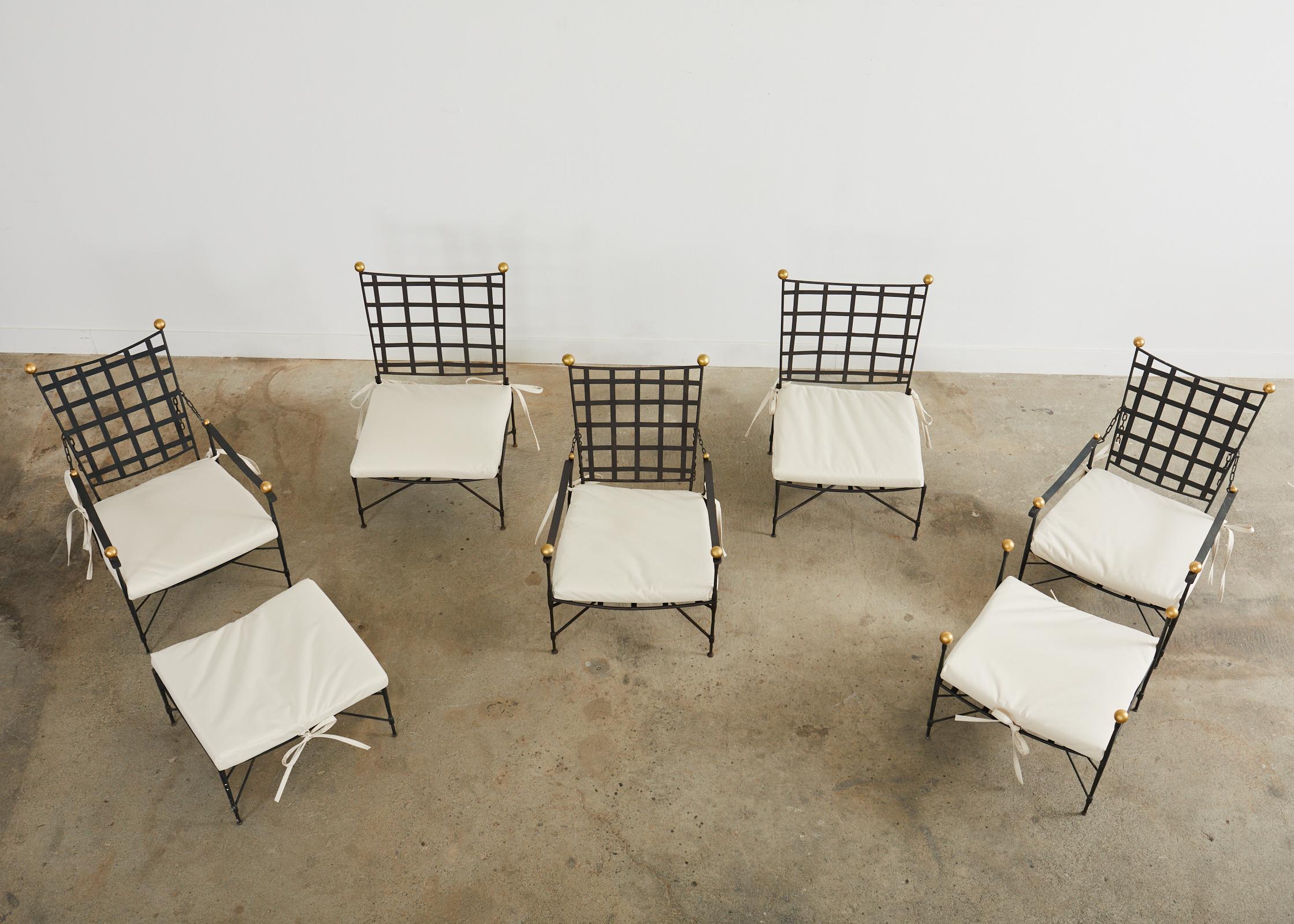 Rare ensemble de sept chaises et ottomans italiens en fer pour patio et jardin, conçus par Mario Papperzini pour John Salterini. L'ensemble de jardin moderne du milieu du siècle se compose de trois fauteuils à dossier inclinable à chaîne réglable,