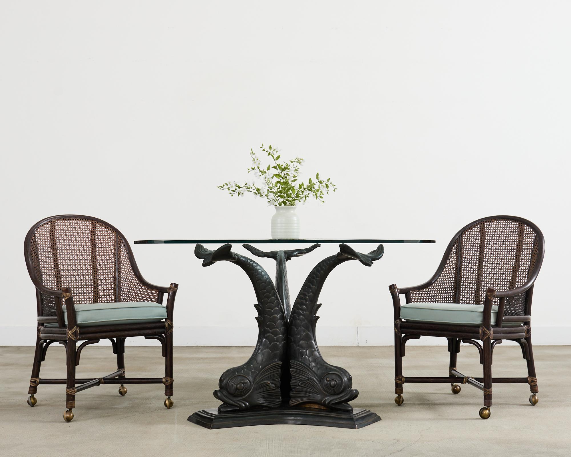Hübsches Set aus sieben Rattanstühlen im kalifornischen, organisch-modernen Küstenstil, hergestellt von McGuire Kunsthandwerkern. Die Beldens Stühle haben eine anmutig geschwungene, hufeisenförmige Sitzfläche aus gebogenem Rattan. Der Boden und die