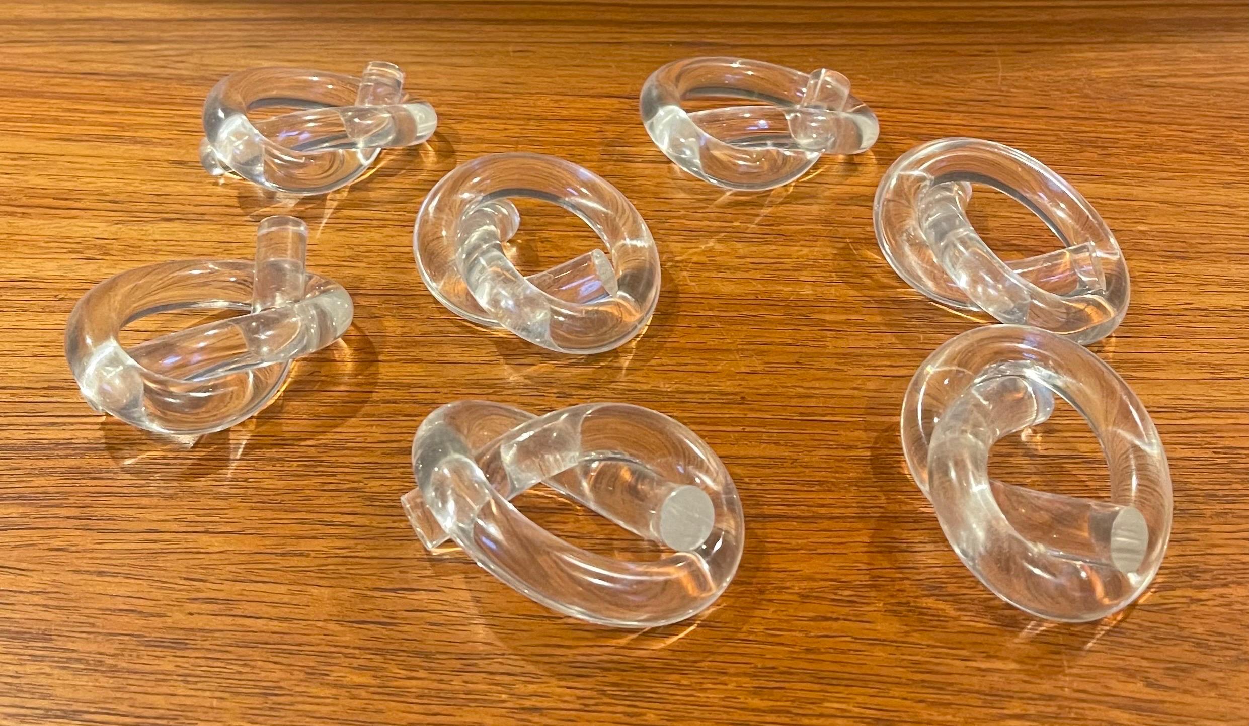Ensemble de sept ronds de serviette MCM en lucite en forme de bretzel, par Dorothy Thorpe, vers les années 1980. Les anneaux ont un design circulaire oblong et mesurent 3