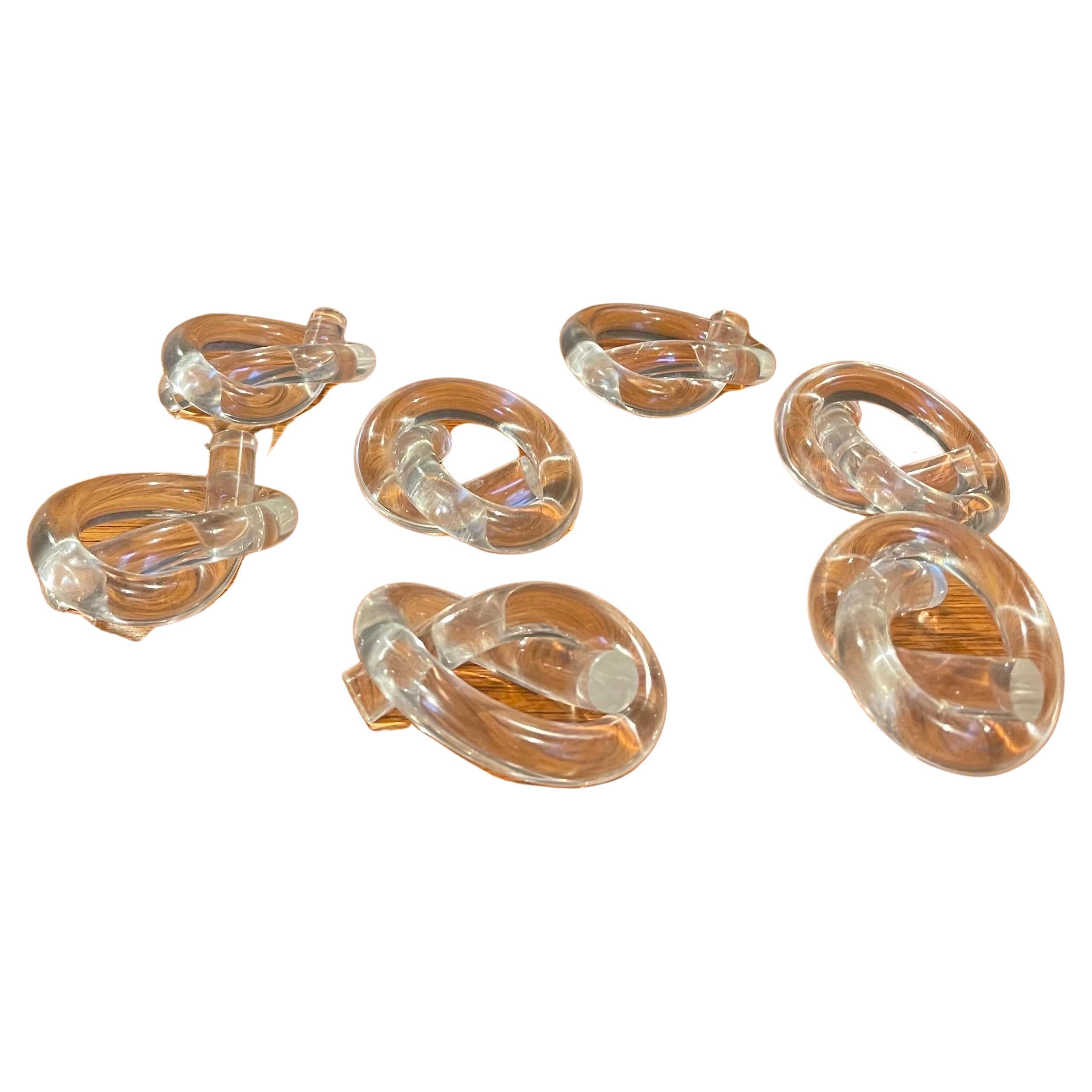 Set of Seven MCM "Pretzel" Shaped Lucite Napkin Rings by Dorothy Thorpe For Sale
