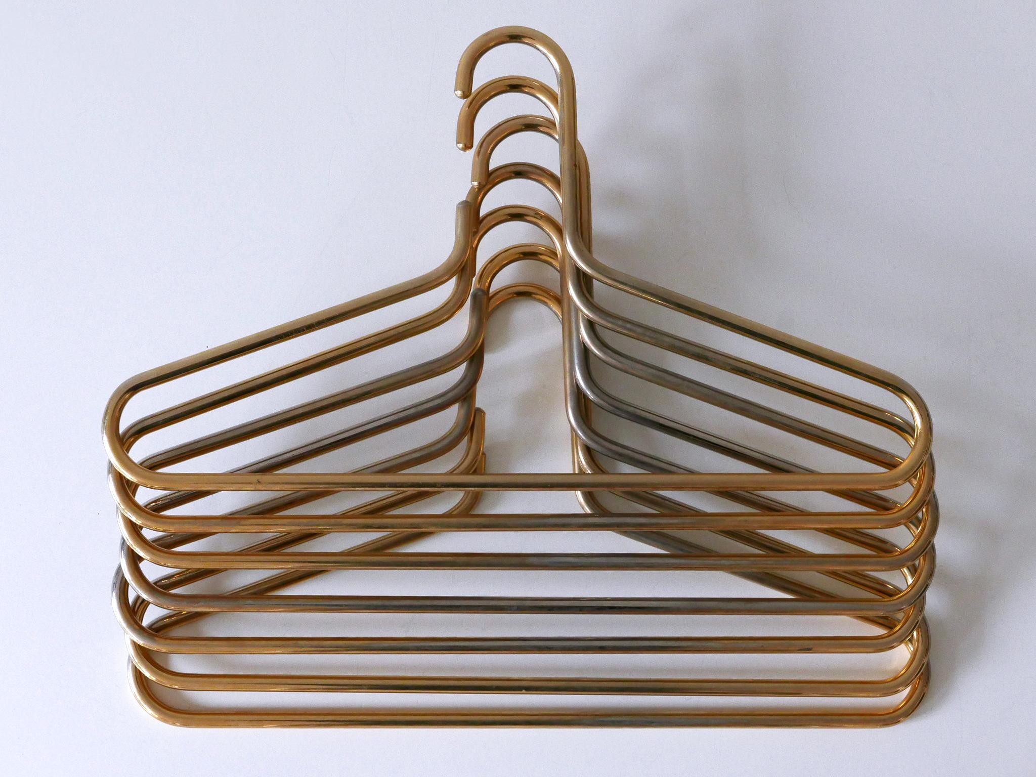 Conjunto de siete elegantes y encantadores percheros Mid Century Modern. Diseñado por Carl Auböck para Werkstätte Carl Auböck, Viena, Austria, década de 1960.

Ejecutado en acero macizo latonado.

Medidas
Altura: 23,5 cm (9,26 pulg.)
Anchura: 42 cm