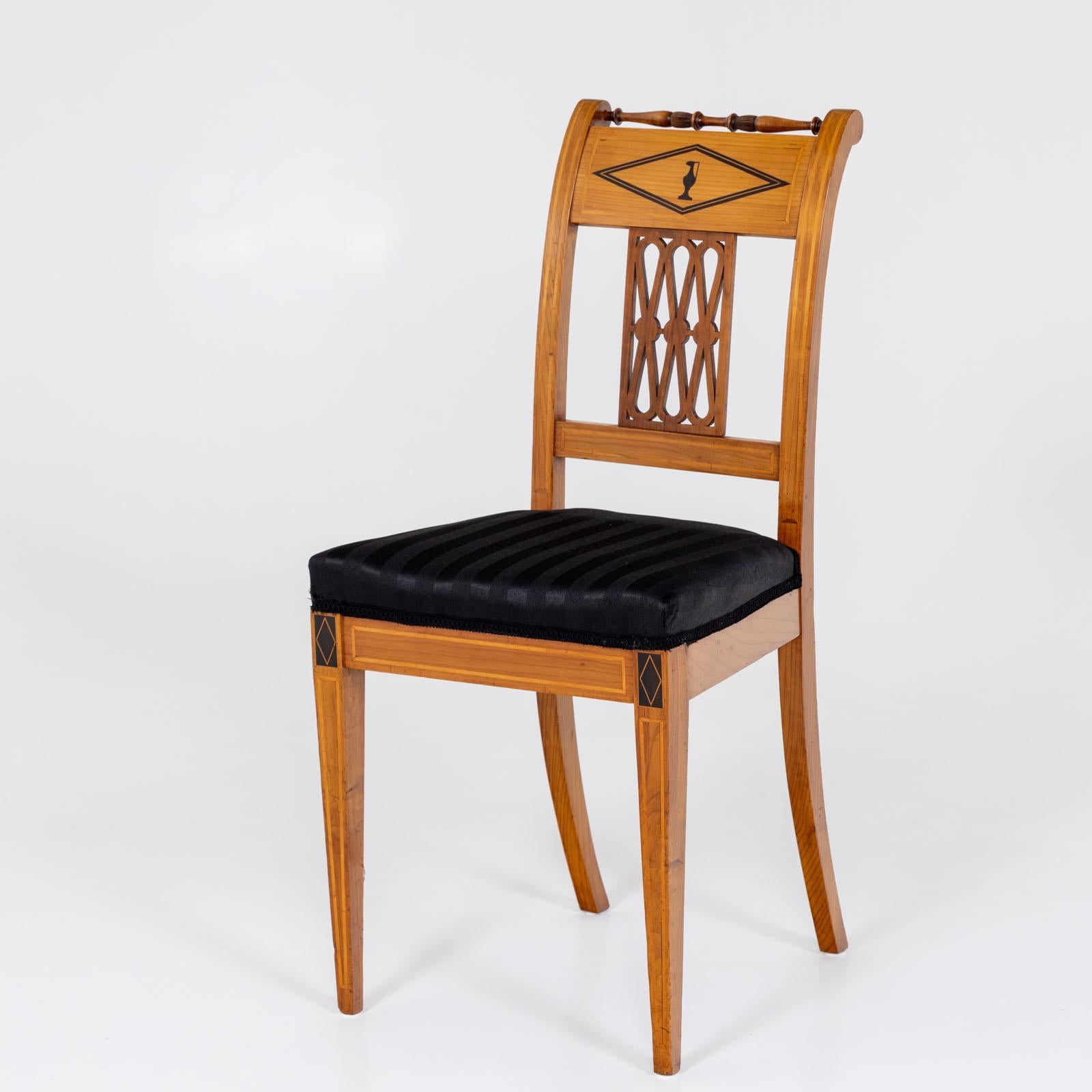 Ensemble de sept chaises de salle à manger néoclassiques, début du 19ème siècle en vente 4