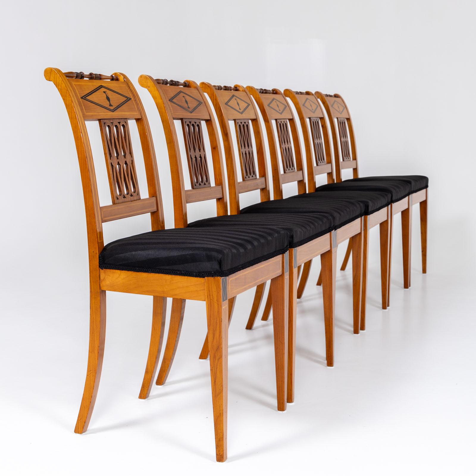 Carved Set of seven Neoclassical Dining Room Chairs, early 19th Century For Sale