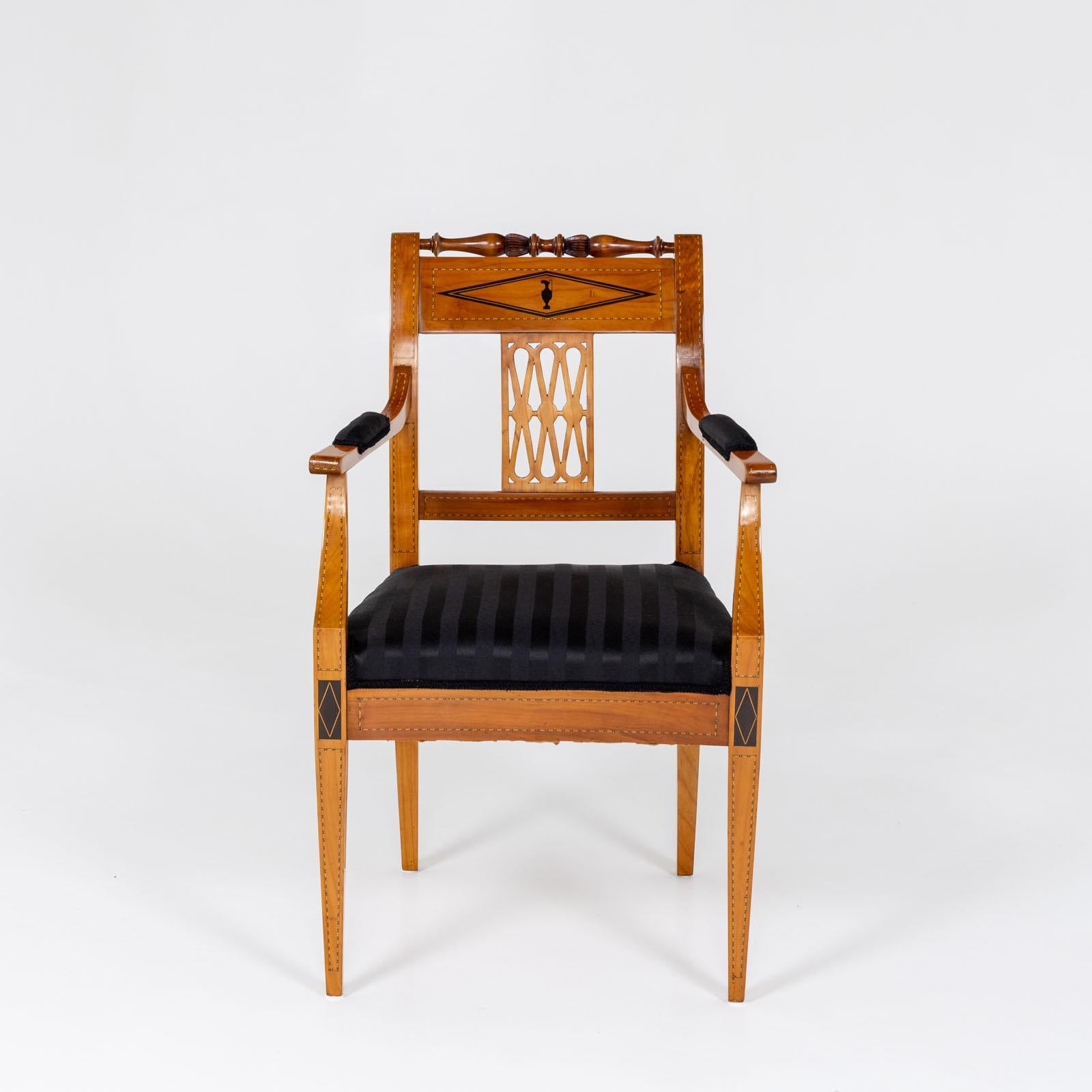 Sculpté Ensemble de sept chaises de salle à manger néoclassiques, début du 19ème siècle en vente