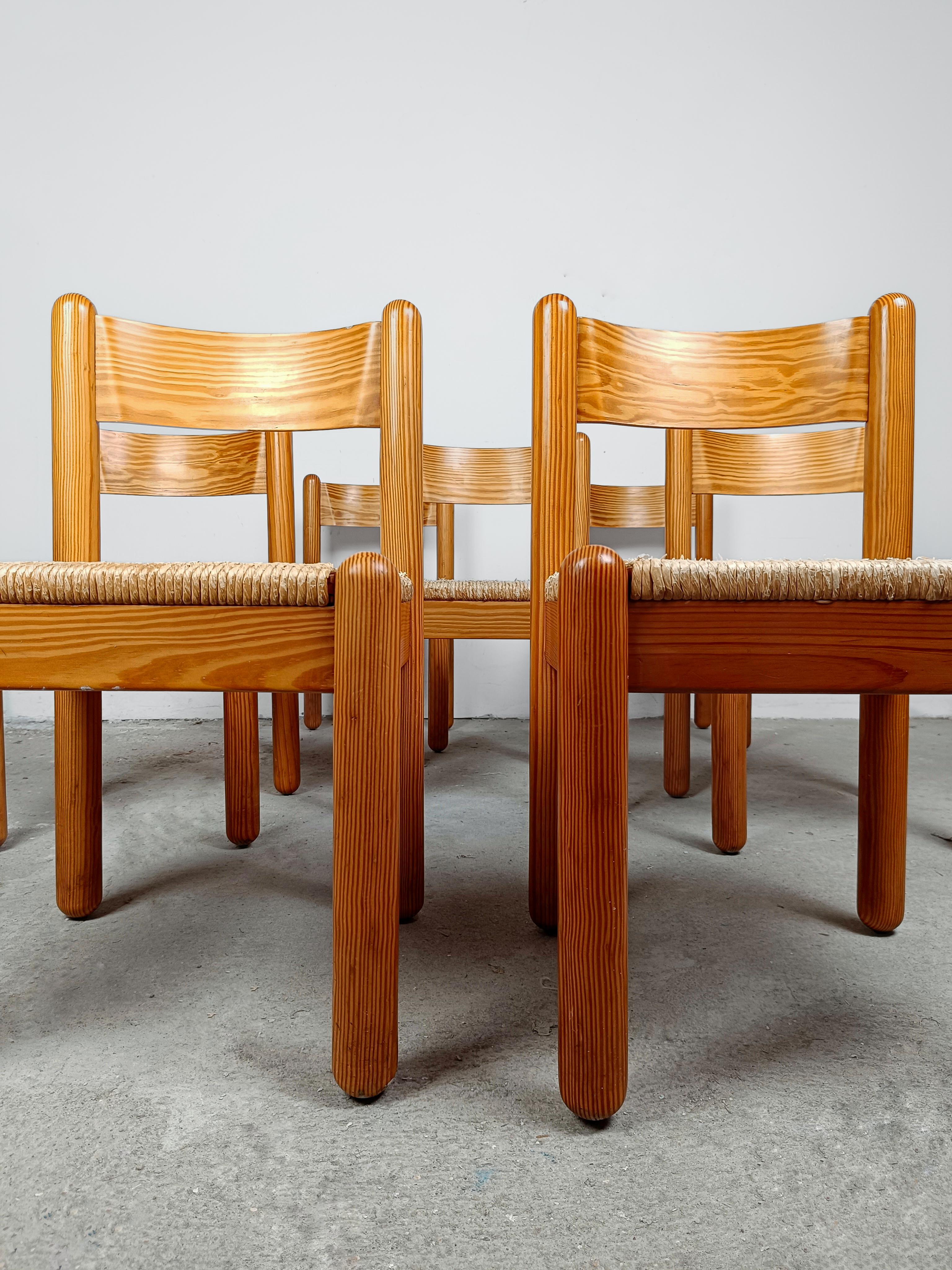 Set of Seven Oak and Rush Chairs in the Style of Charlotte Perriand, 1960s In Good Condition For Sale In Roma, IT