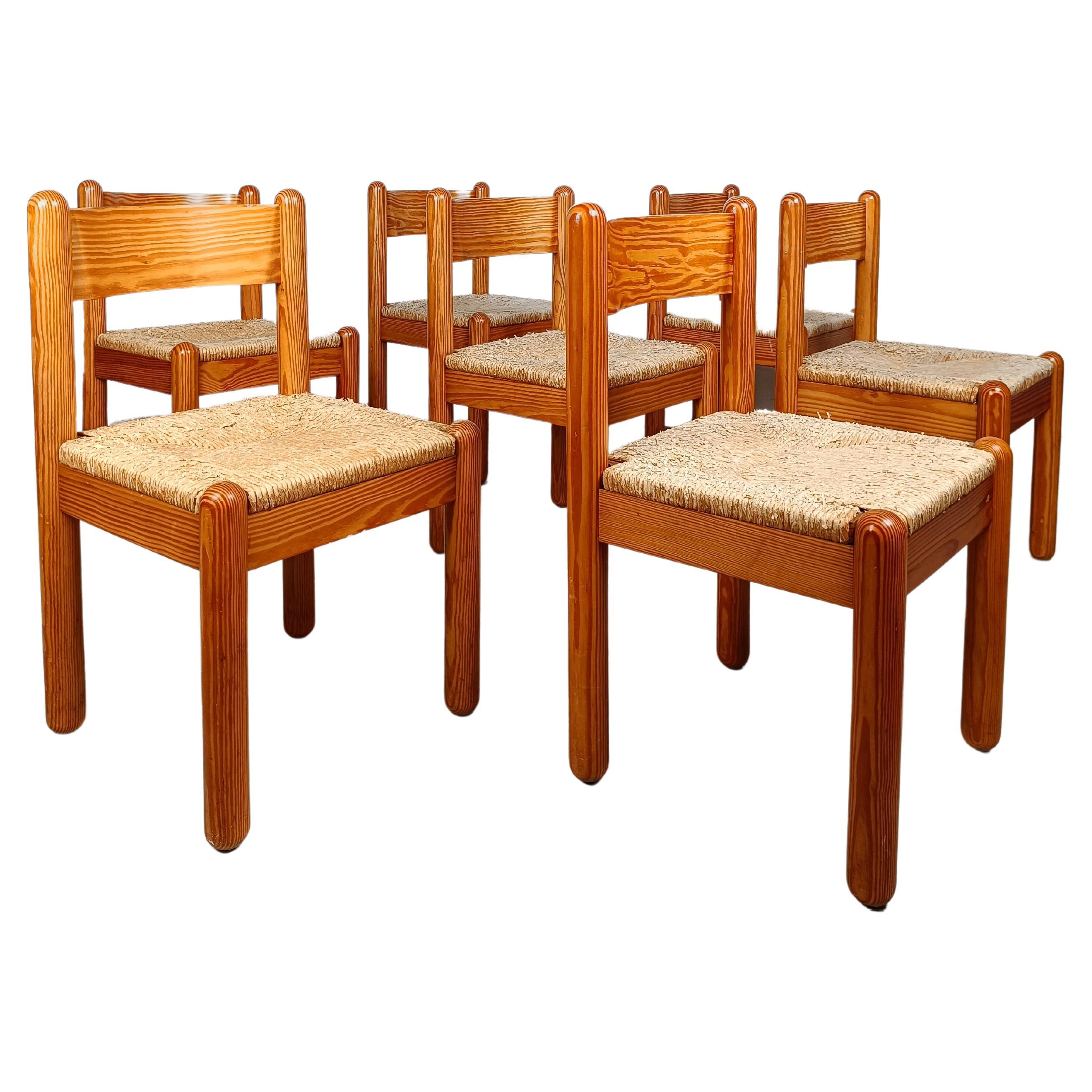 Satz von sieben Eichenholzstühlen und Binsenstühlen im Stil von Charlotte Perriand, 1960er Jahre