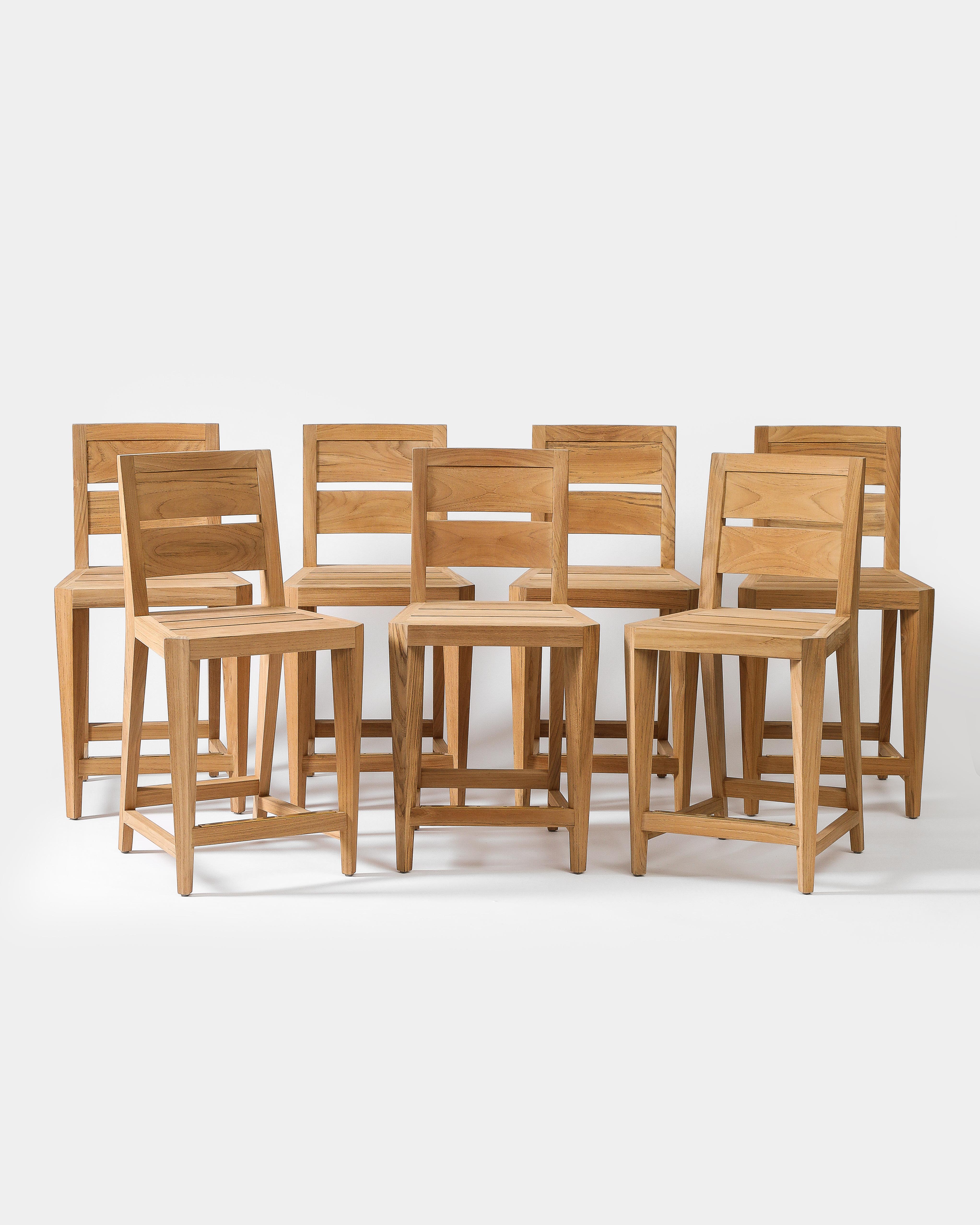 Prezzo individuale; sette disponibili.

Sgabelli da banco per esterni in teak nuovi di zecca con cuscini imbottiti e fodere.