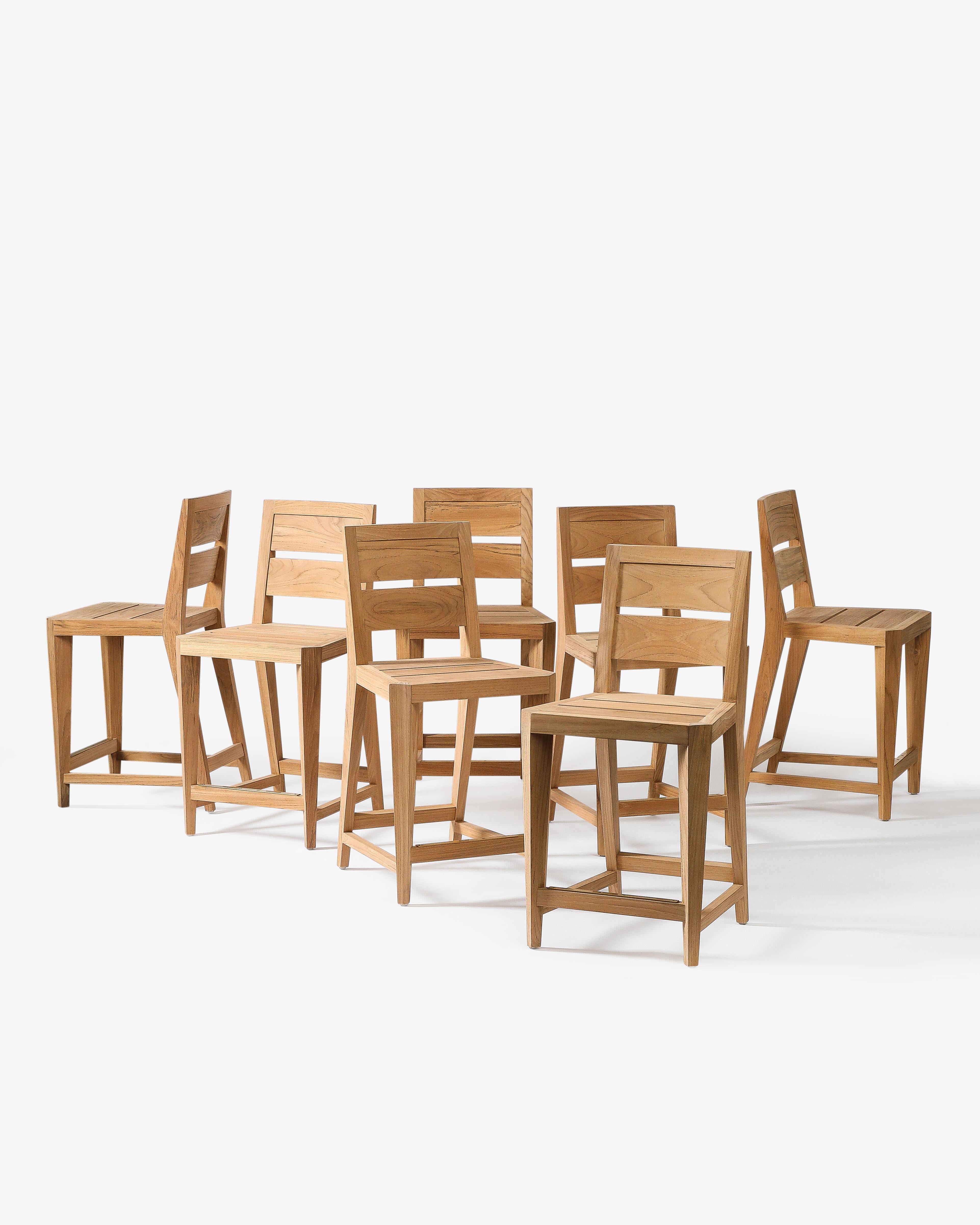 Moderno Set di sette sgabelli da bar per esterni in teak di Sutherland, Stati Uniti in vendita