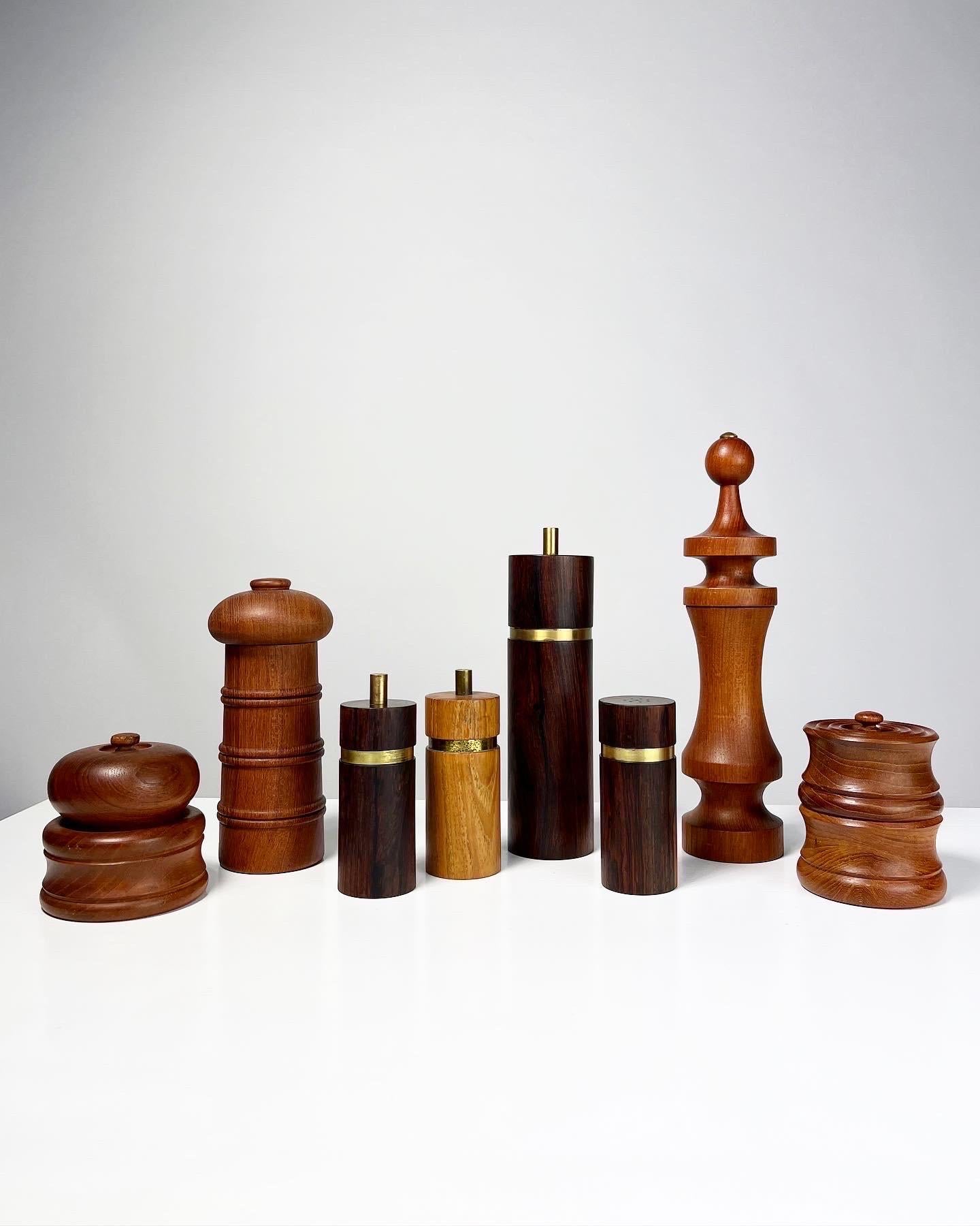 A collection of Danish pepper mills & one matching salt shaker.
From left to right first photo:

- by Nissen, Denmark, 1960s, made of teak, h: 10.5 cm, d: 9.5 cm

- Jens Harald Quistgaard, teak, with integrated salt shaker, designed in 1972 for