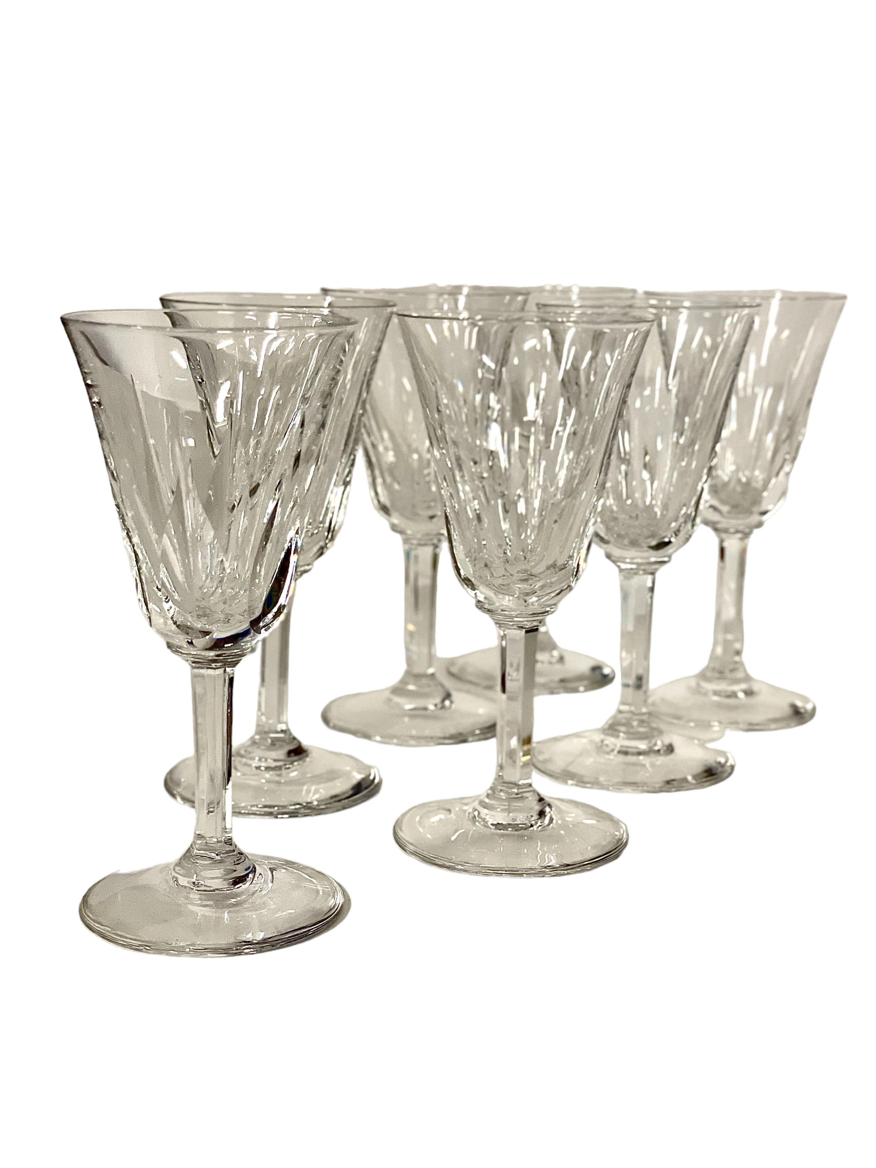 20ième siècle Ensemble de sept verres à vin blancs en cristal de Saint-Louis en vente