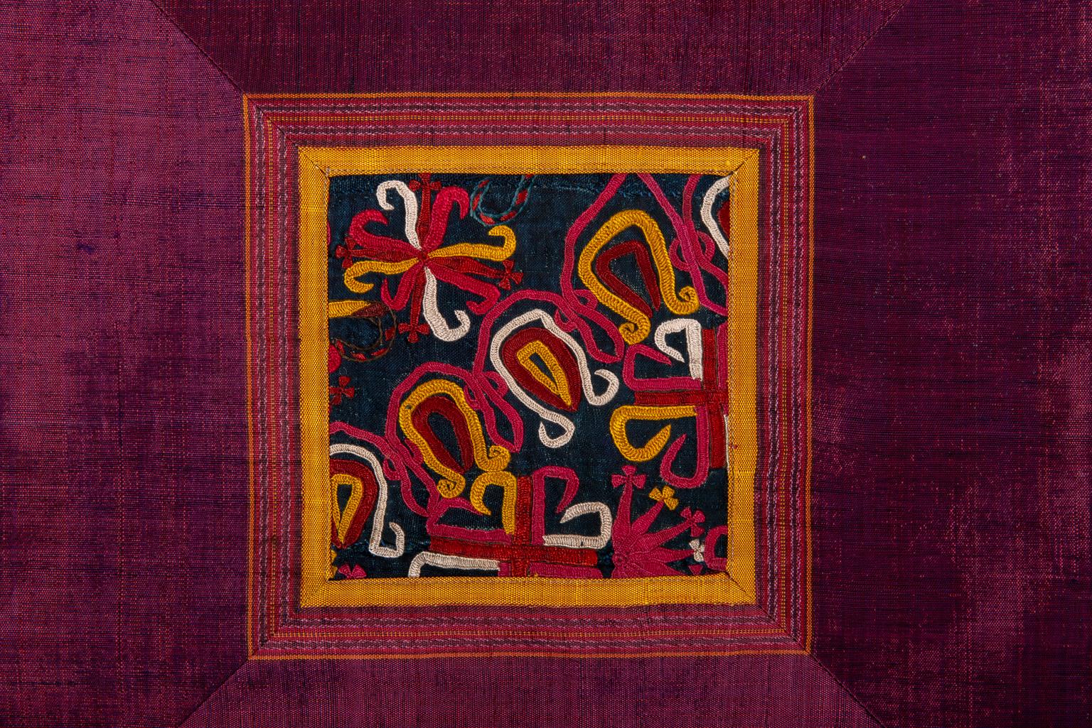 Insolito set di 7 cuscini di seta con frammenti di Ikat di seta dell'Uzbekistan: un modo moderno di apprezzare i tessuti antichi.
Guarda ad altri, con altri colori.
B/1326/2-3-4-5-6-7-8.