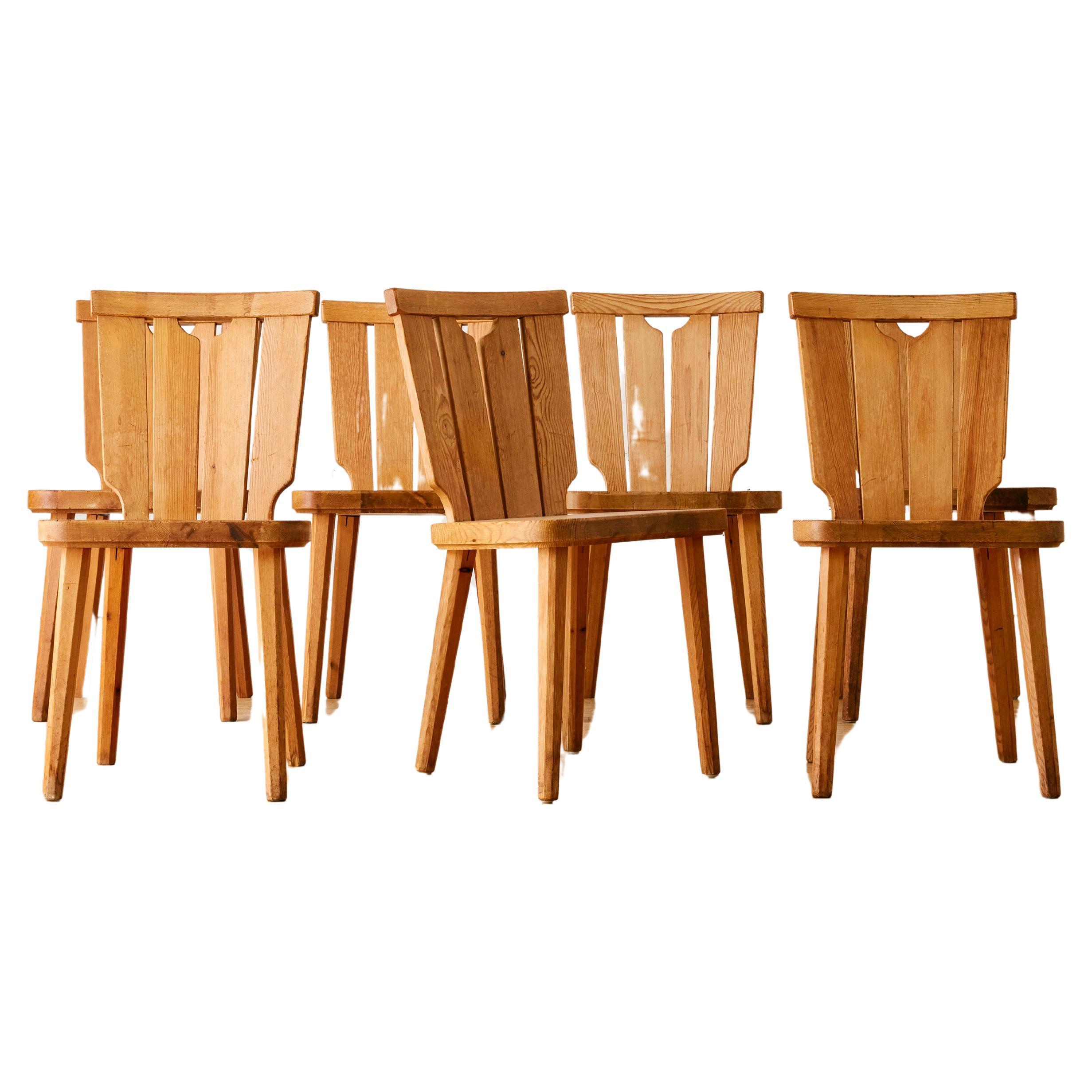 Ensemble de sept chaises de salle à manger en pin suédois par Goran Malmvall