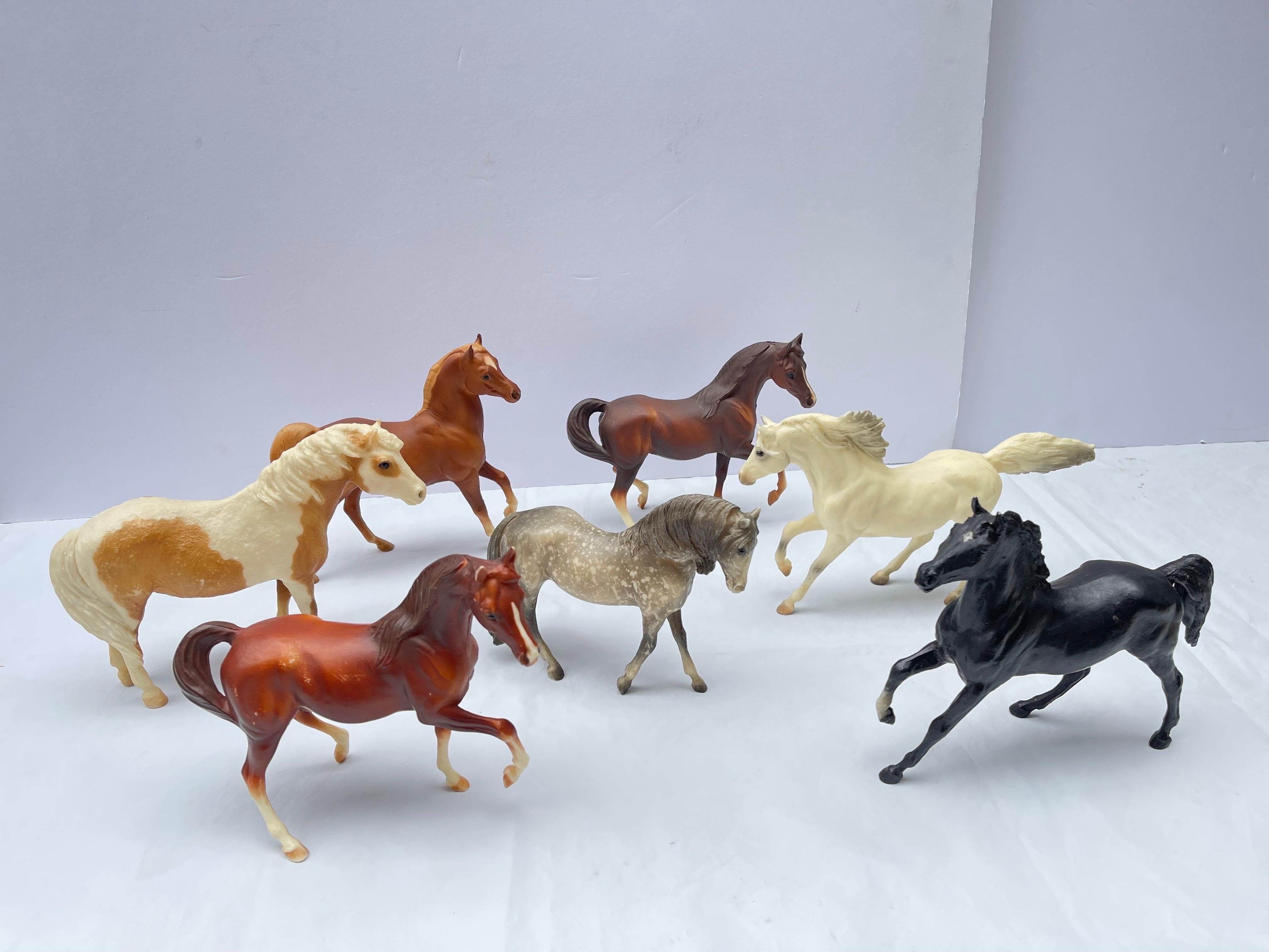 Satz von sieben mittelgroßen Vintage Breyer Pferden. Das Set besteht aus drei braunen, zwei weißen, einem grauen Appaloosa und einem schwarzen Pferd. Die Größen variieren nach Zoll. Nicht alle haben genau die gleiche Größe.  Das perfekte Geschenk