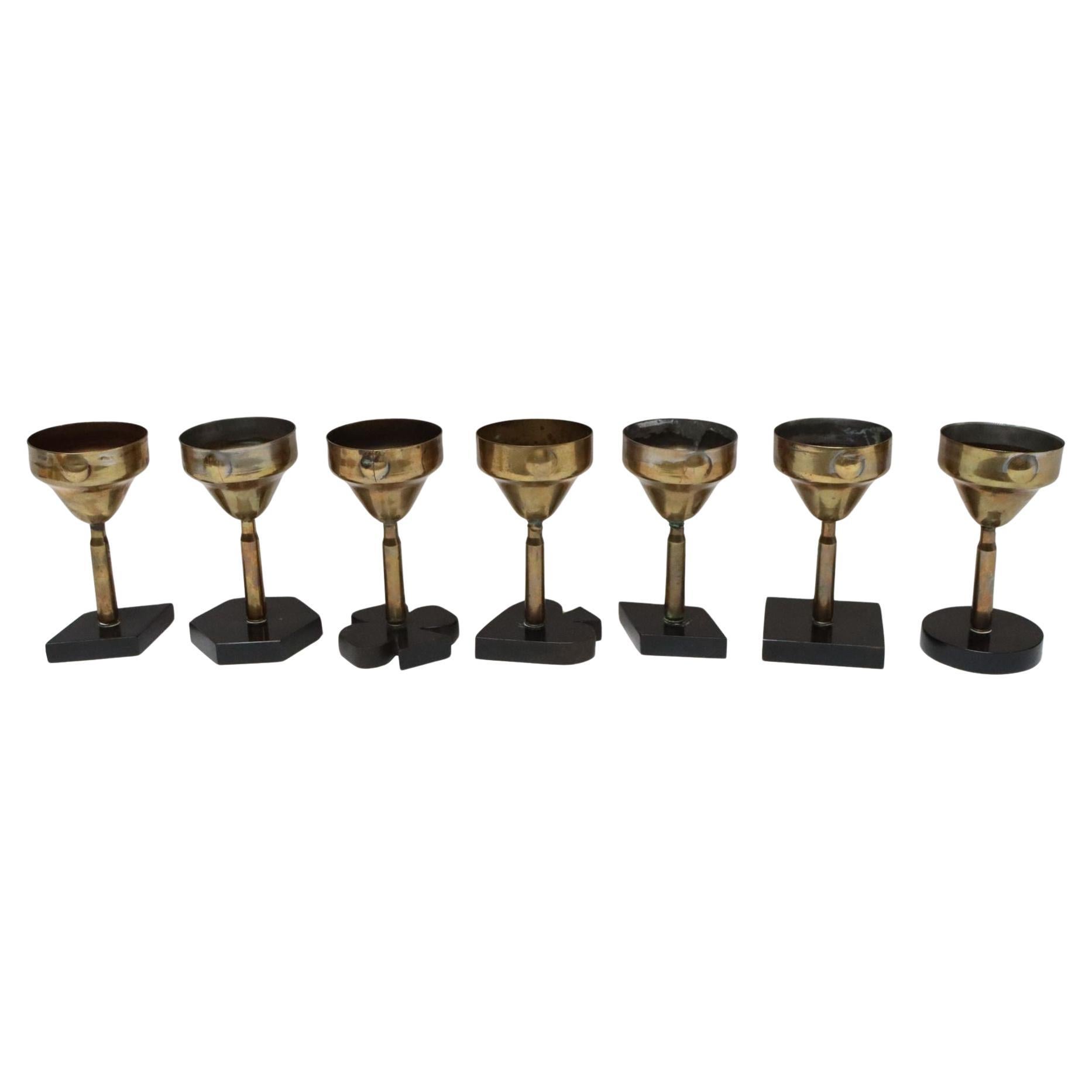 Juego de siete copas Vintage Trench Art de latón con base de baquelita para juegos de cartas