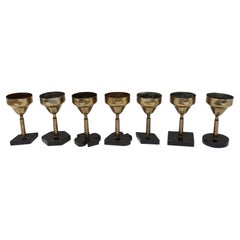 Juego de siete copas Vintage Trench Art de latón con base de baquelita para juegos de cartas