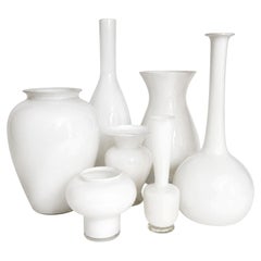 Lot de sept vases vintage en verre d'art blanc aux formes sculpturales