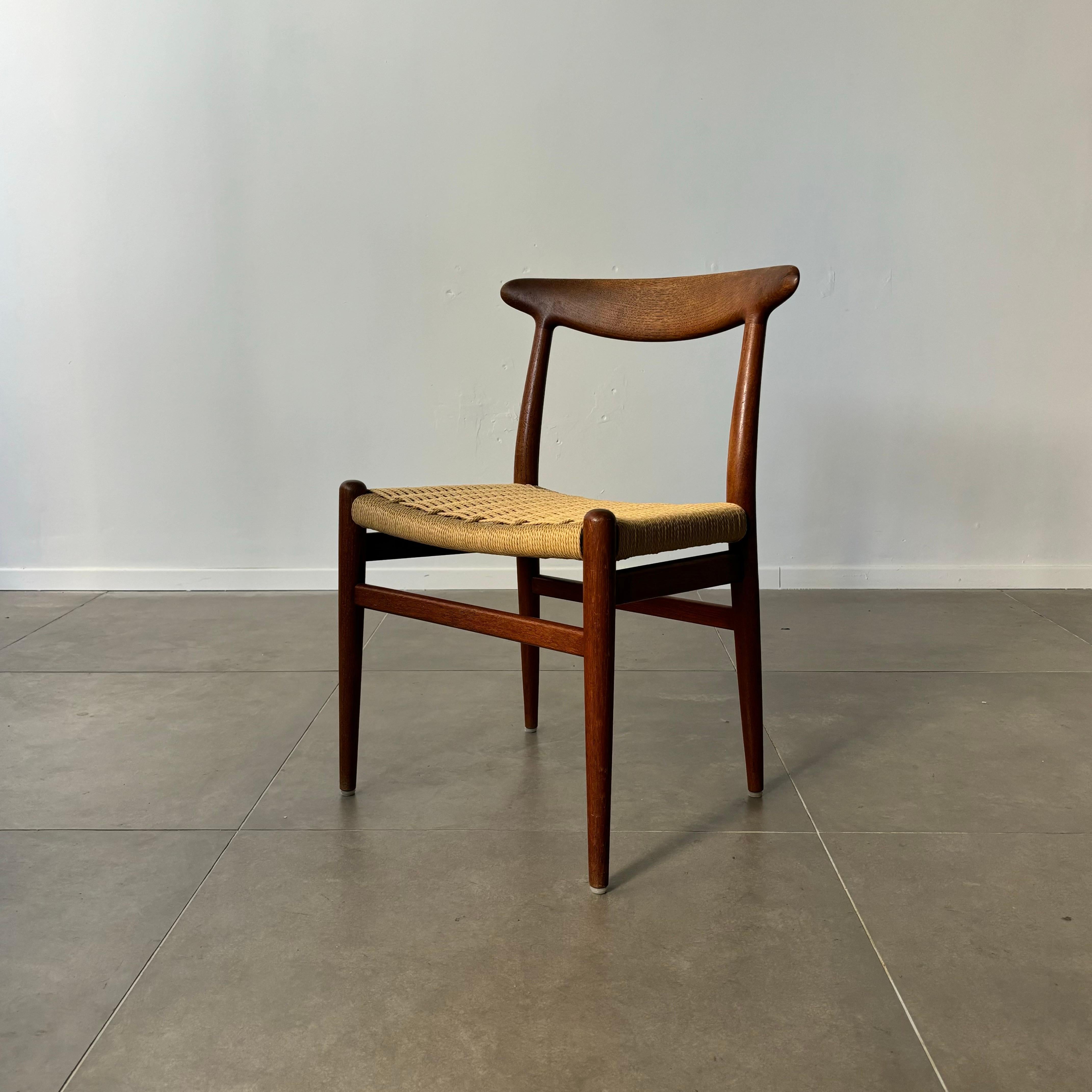 Set di sette sedie da pranzo 'W2' di Hans Wegner per C.M Madsen, Danimarca, anni '50. in vendita 5