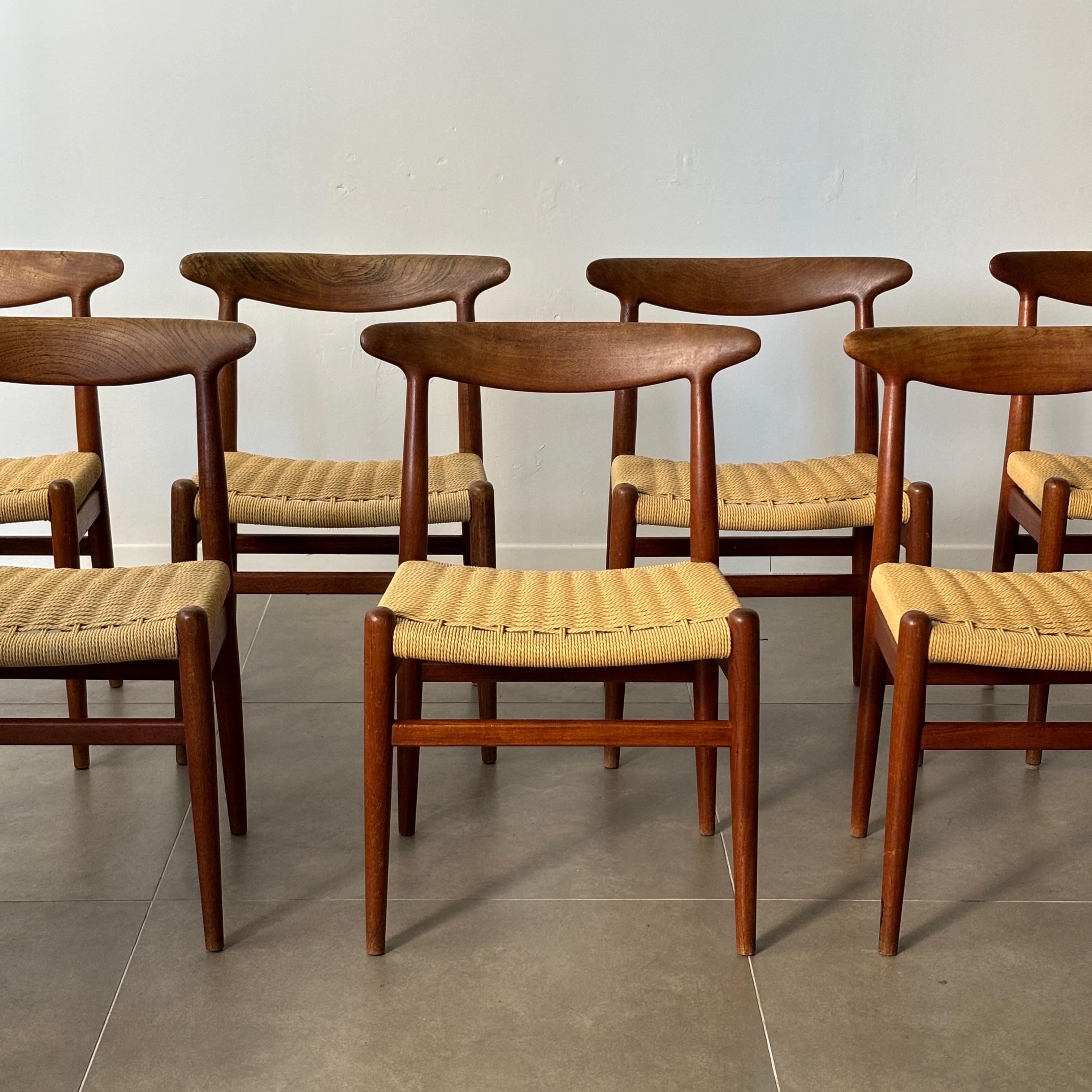 Raro set di sette sedie da pranzo 'W2' disegnate da Hans Wegner per C.M. Madsen, Danimarca, anni '50.

Le sedie sono realizzate in rovere massiccio con una splendida patina.
Corde danesi nuove.

Dimensioni:
L50 D45 H76 SH43

Hans J. Wegner