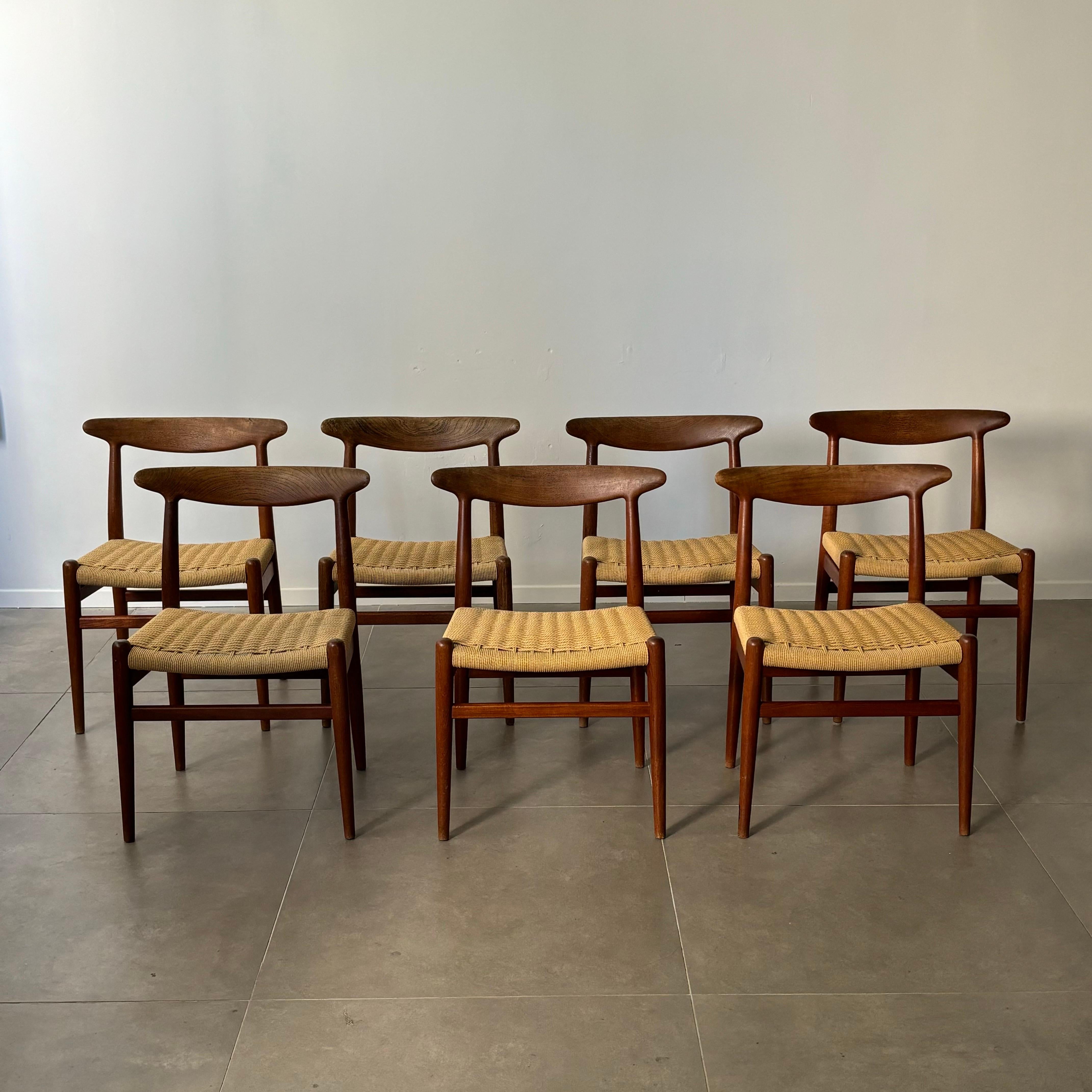 XX secolo Set di sette sedie da pranzo 'W2' di Hans Wegner per C.M Madsen, Danimarca, anni '50. in vendita