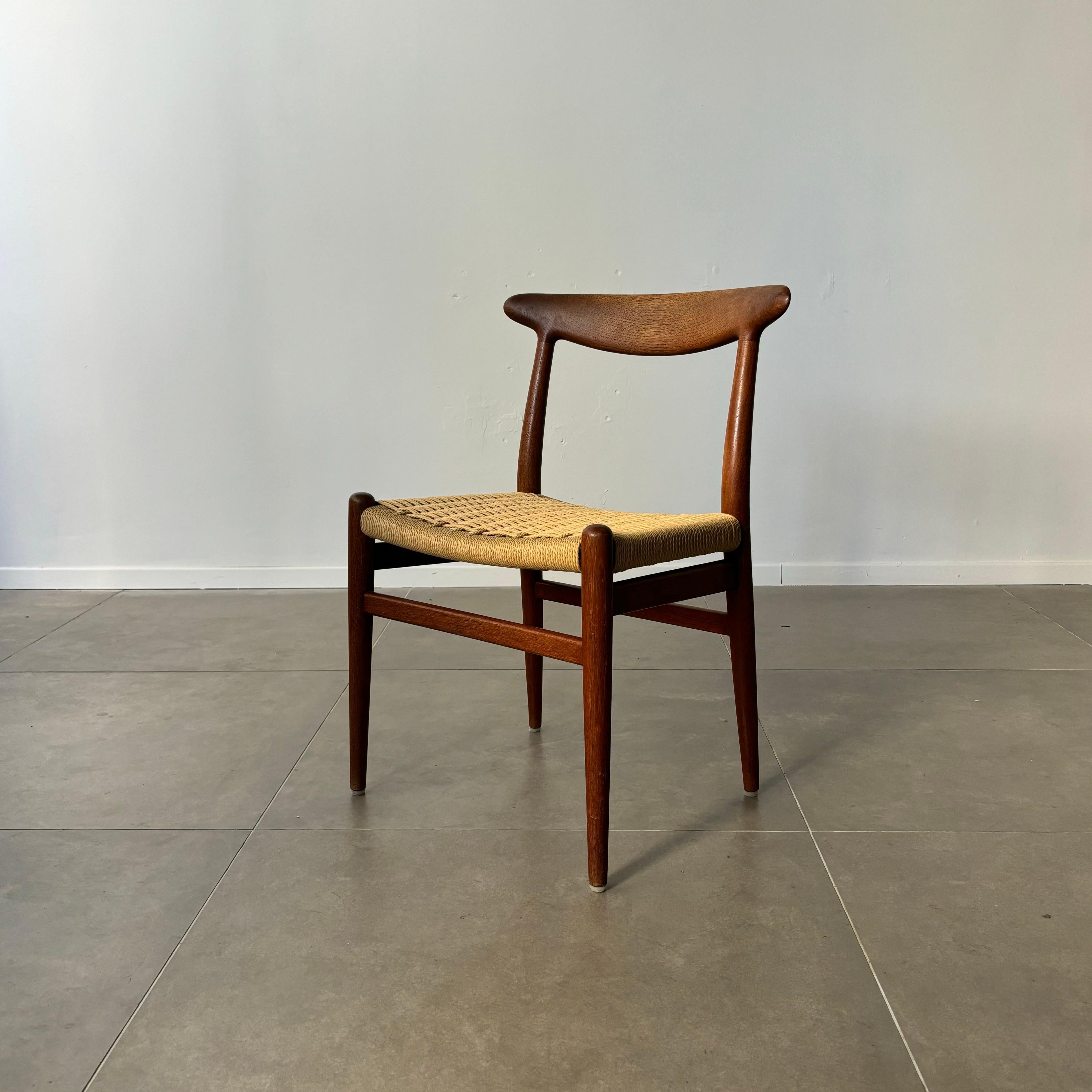 Set di sette sedie da pranzo 'W2' di Hans Wegner per C.M Madsen, Danimarca, anni '50. in vendita 3