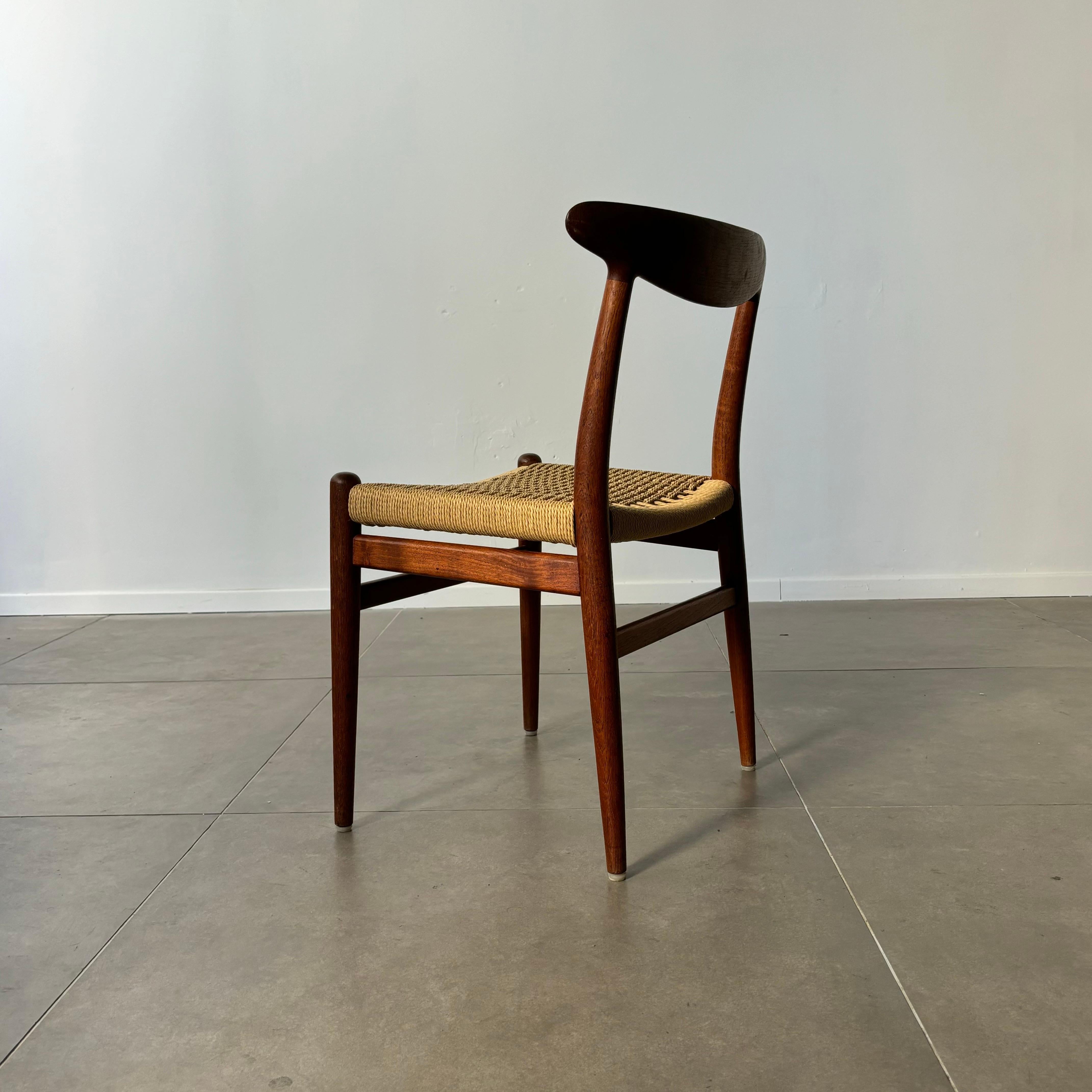 Set di sette sedie da pranzo 'W2' di Hans Wegner per C.M Madsen, Danimarca, anni '50. in vendita 4