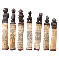 Ensemble de sept porte-poudre de chaux en bois et en os pour noix de bétel de Timor occidental