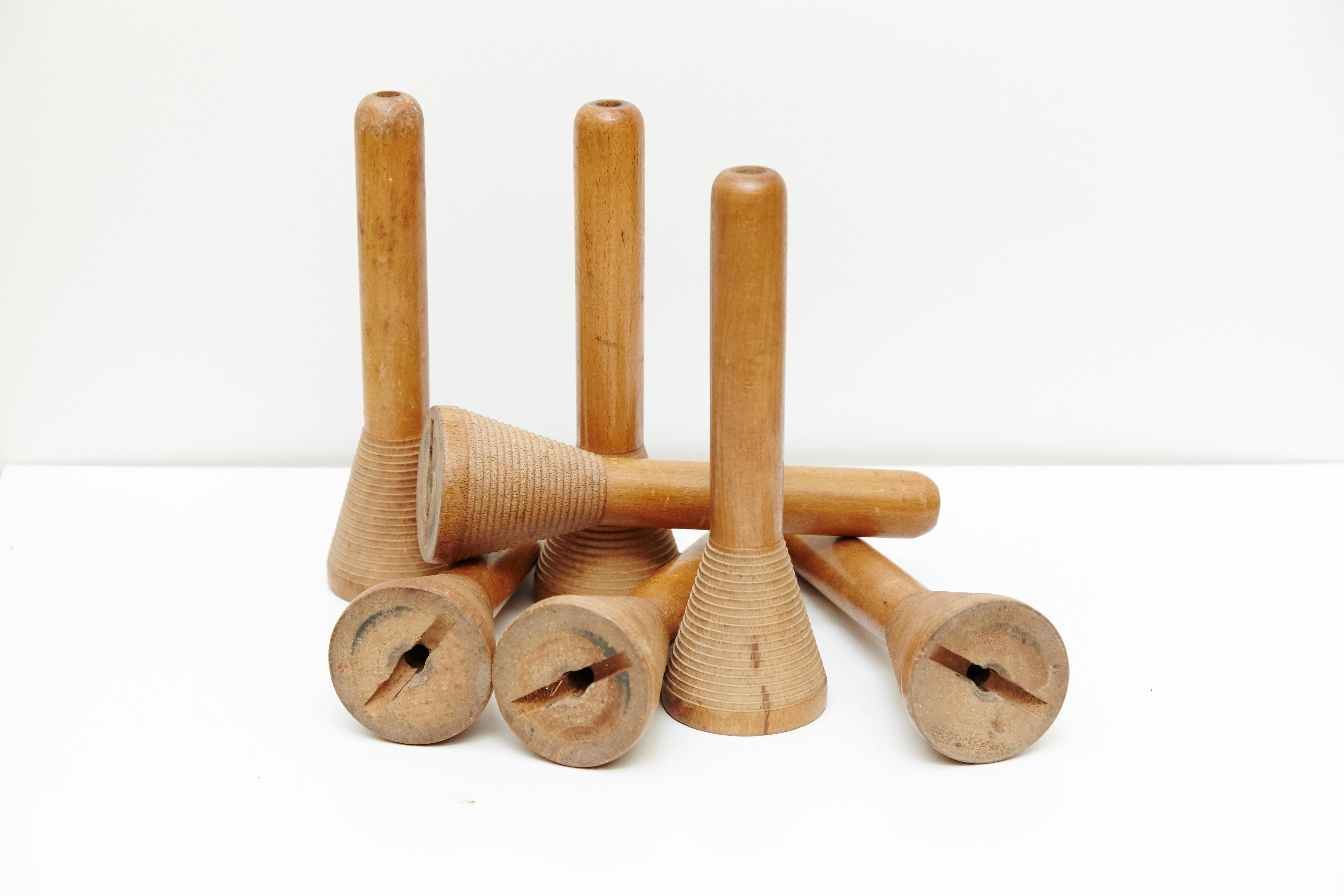 Set di sette sculture in legno, 1950 circa    Originariamente veniva utilizzato per le industrie tessili.    In condizioni originali, con lievi usure dovute all'età e all'uso, conserva una bella patina.