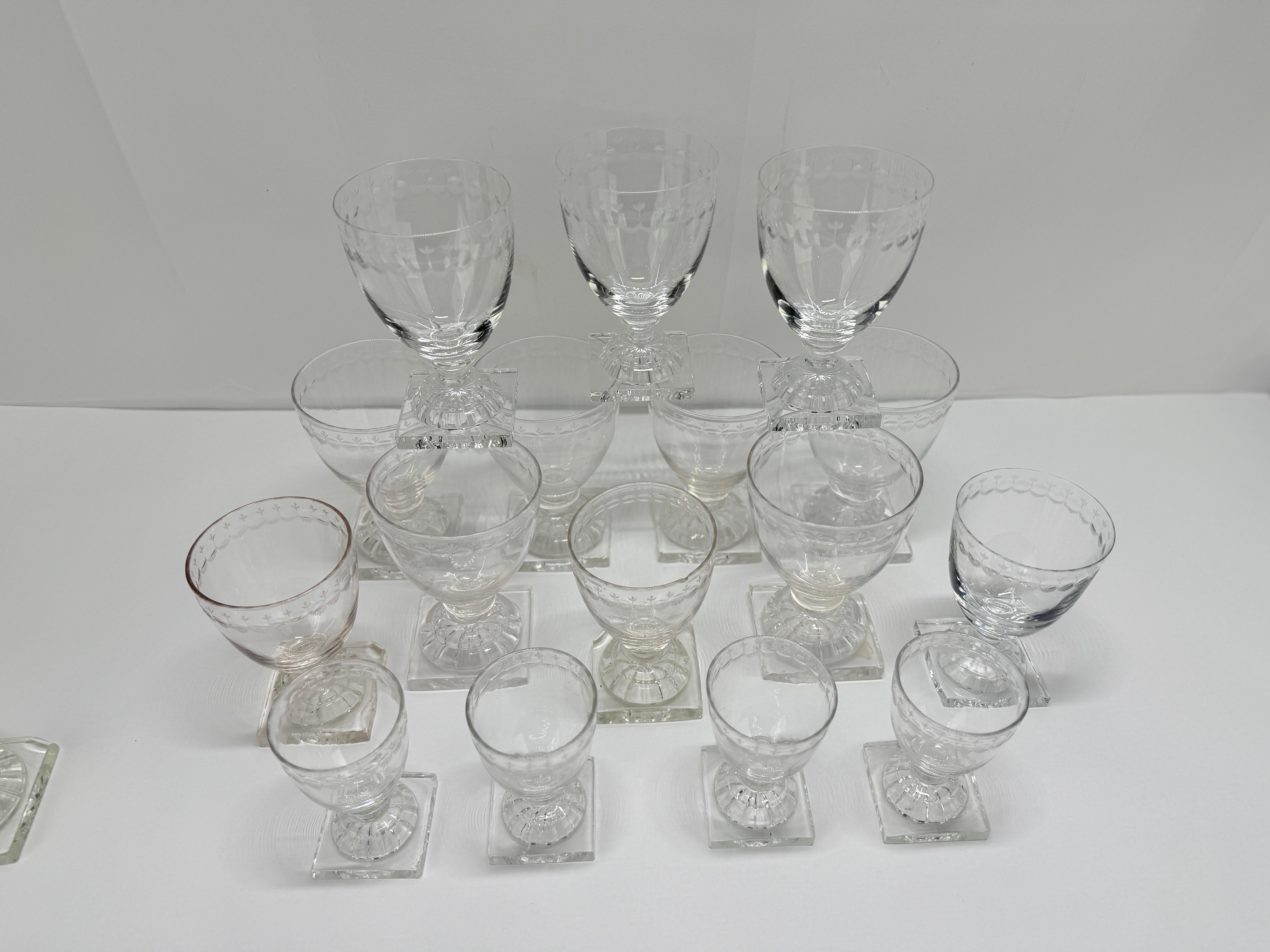 Remarque : 4 de ces verres sont des verres William Yeoward. Il s'agit d'une collection de succession dont 13 verres datent de la période 1800-1810.

Un service substantiel et bien équilibré de dix-sept verres à boire anglais, tous exécutés en verre
