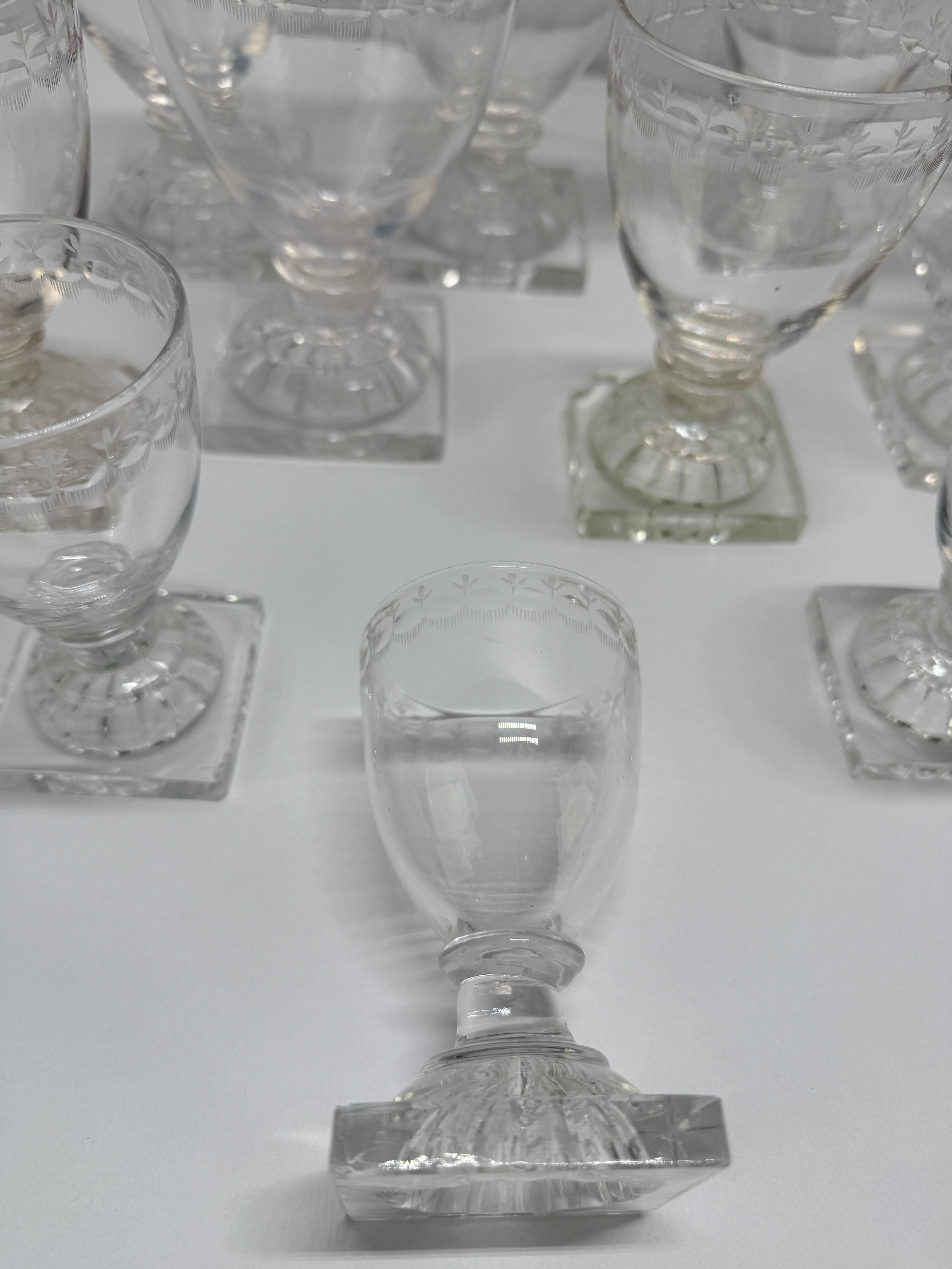 Georgien Ensemble de dix-sept verres gravés en forme de pied de citron, C.I.C. & William Yeoward en vente