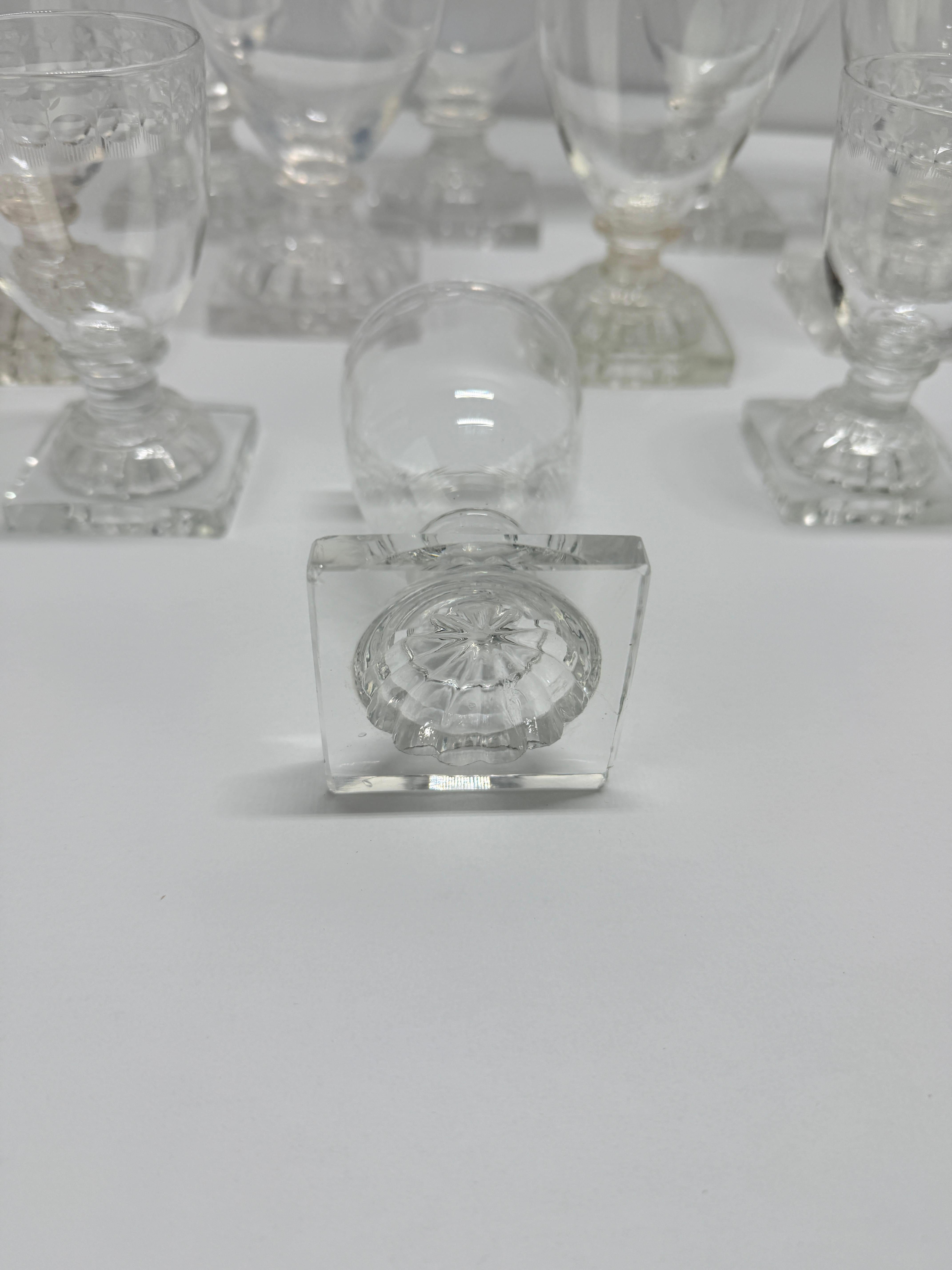 Anglais Ensemble de dix-sept verres gravés en forme de pied de citron, C.I.C. & William Yeoward en vente