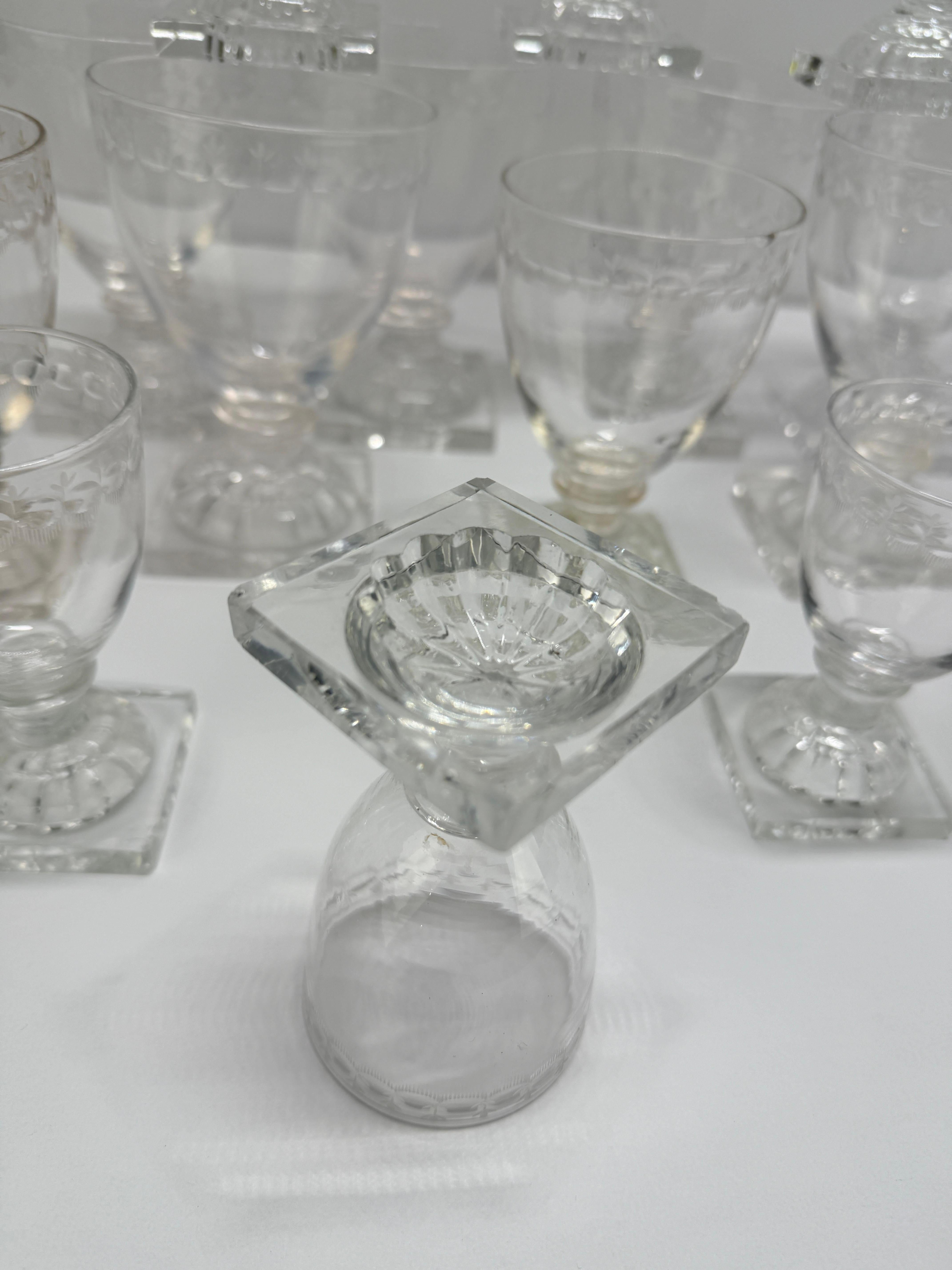 Ensemble de dix-sept verres gravés en forme de pied de citron, C.I.C. & William Yeoward État moyen - En vente à Atlanta, GA
