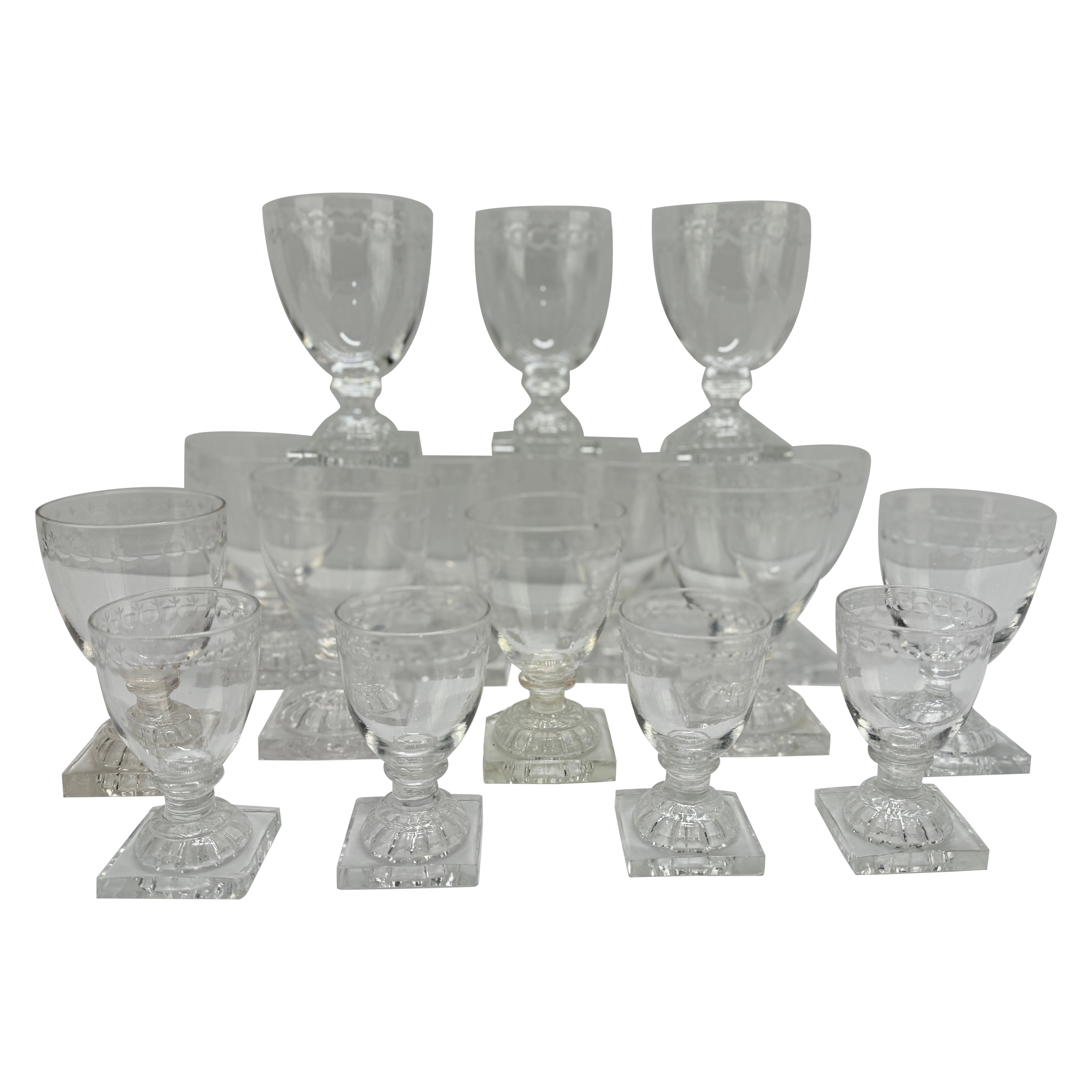 Ensemble de dix-sept verres gravés en forme de pied de citron, C.I.C. 
William Yeoward en vente