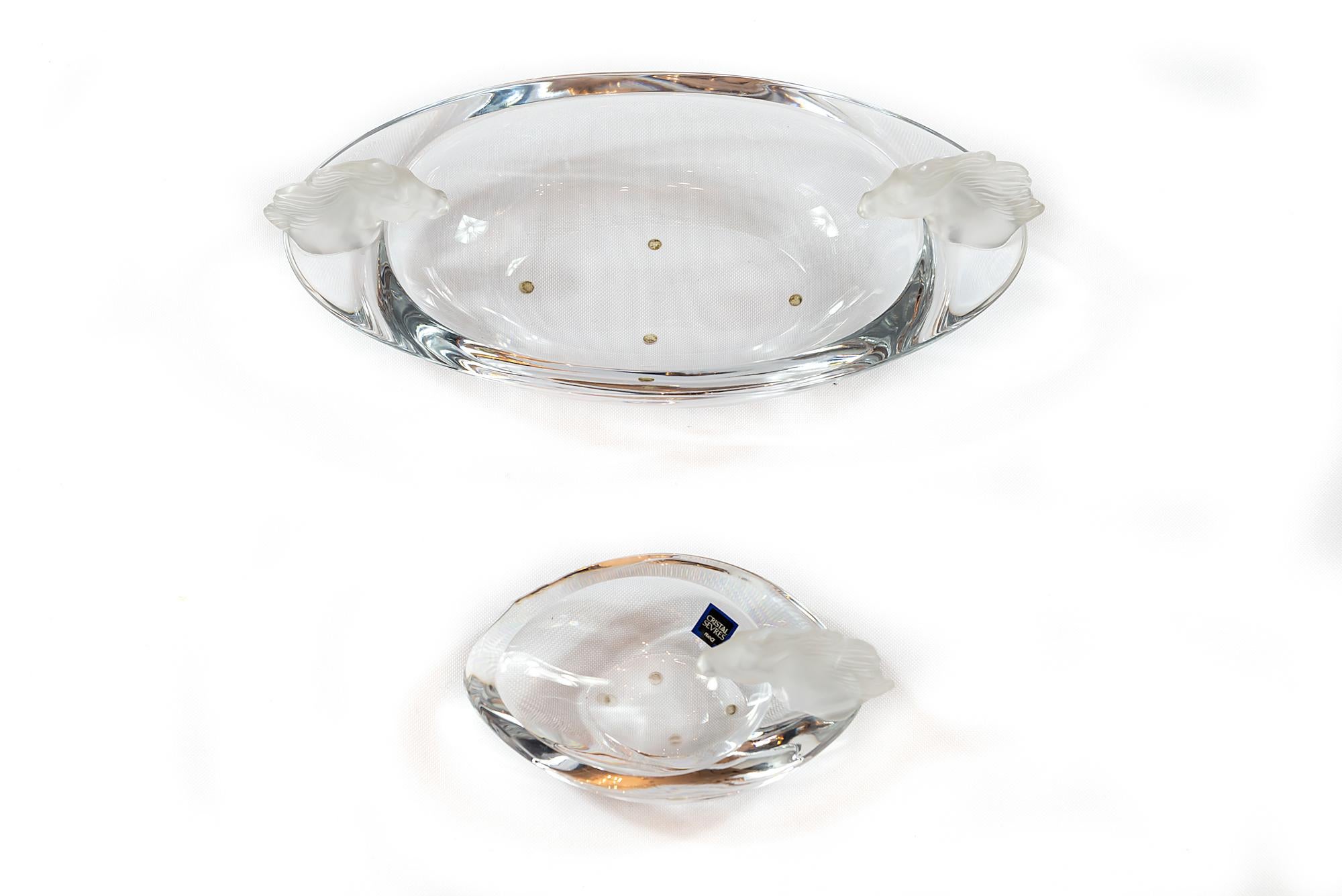 Ensemble de bols / vases en cristal de Sèvres décorés d'éléments de tête de cheval en finition givrée.
Dimensions : D 16 x L 32 x H 6 (11) cm et D 11 x L 17 x H 3,5 (8,5) cm.