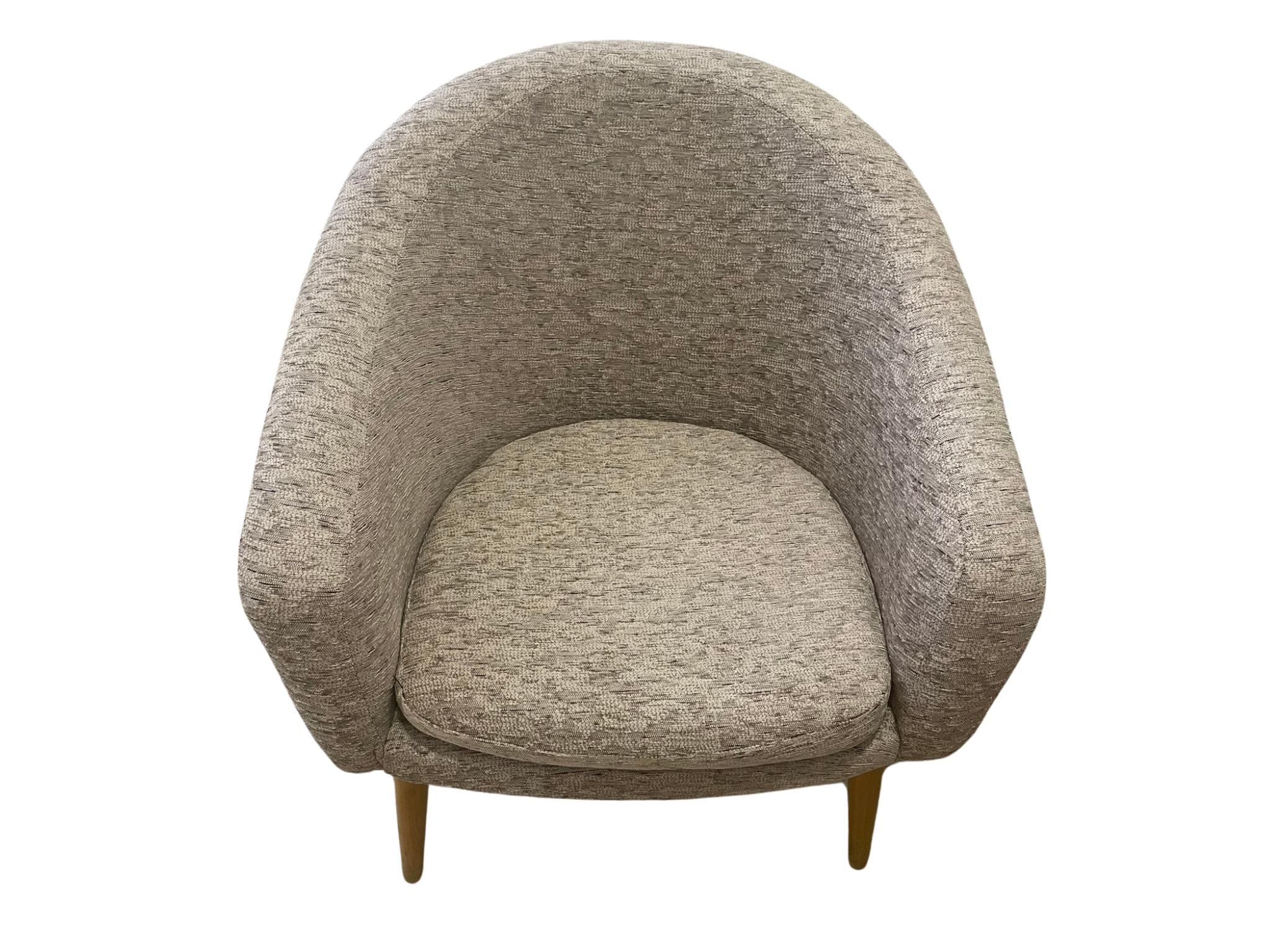 Un bel ensemble de fauteuils en forme de coquillage des années 1950 en Hongrie, entièrement remis à neuf. Également appelées 