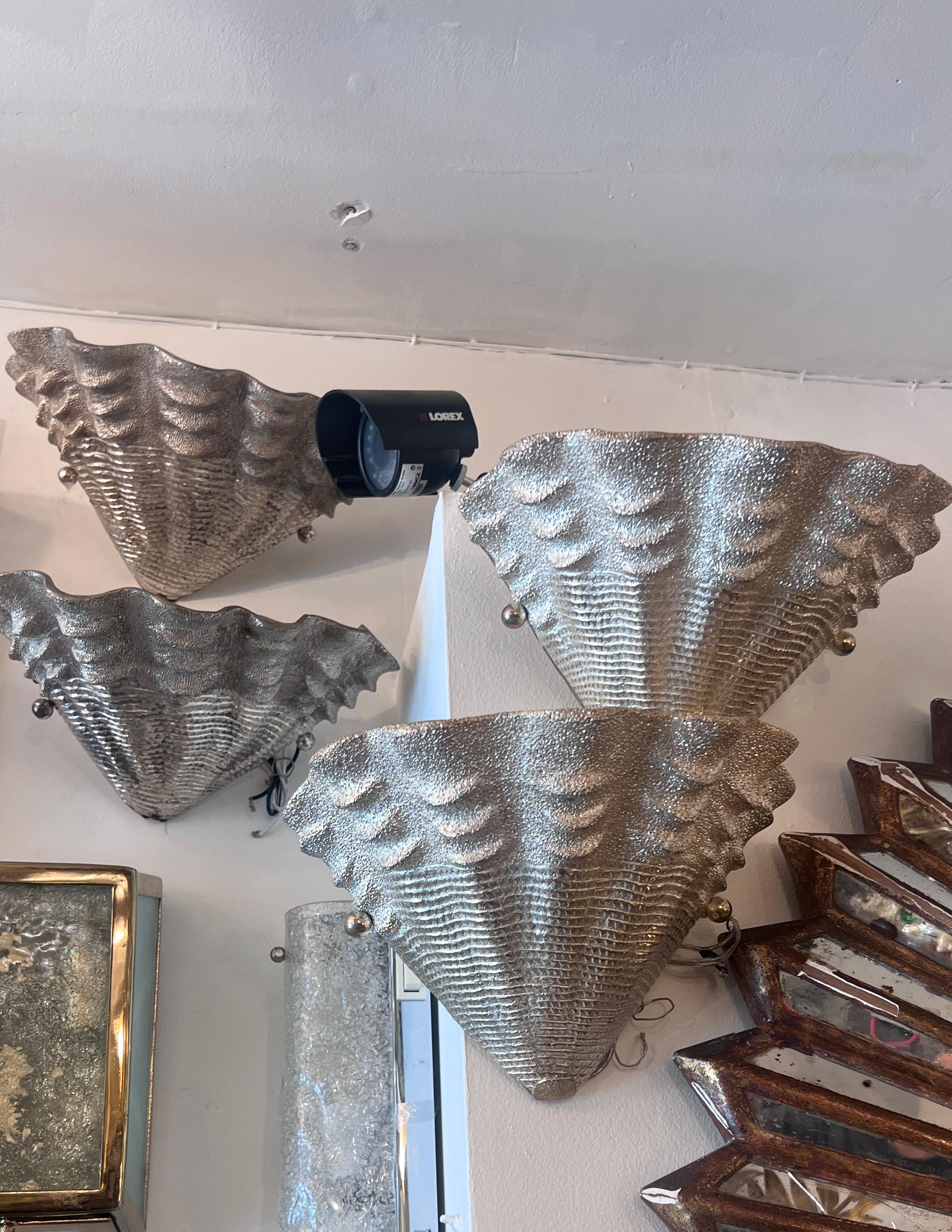 Set Muschelförmiger versilberter Wandleuchter, pro Paar verkauft im Zustand „Gut“ im Angebot in New York, NY